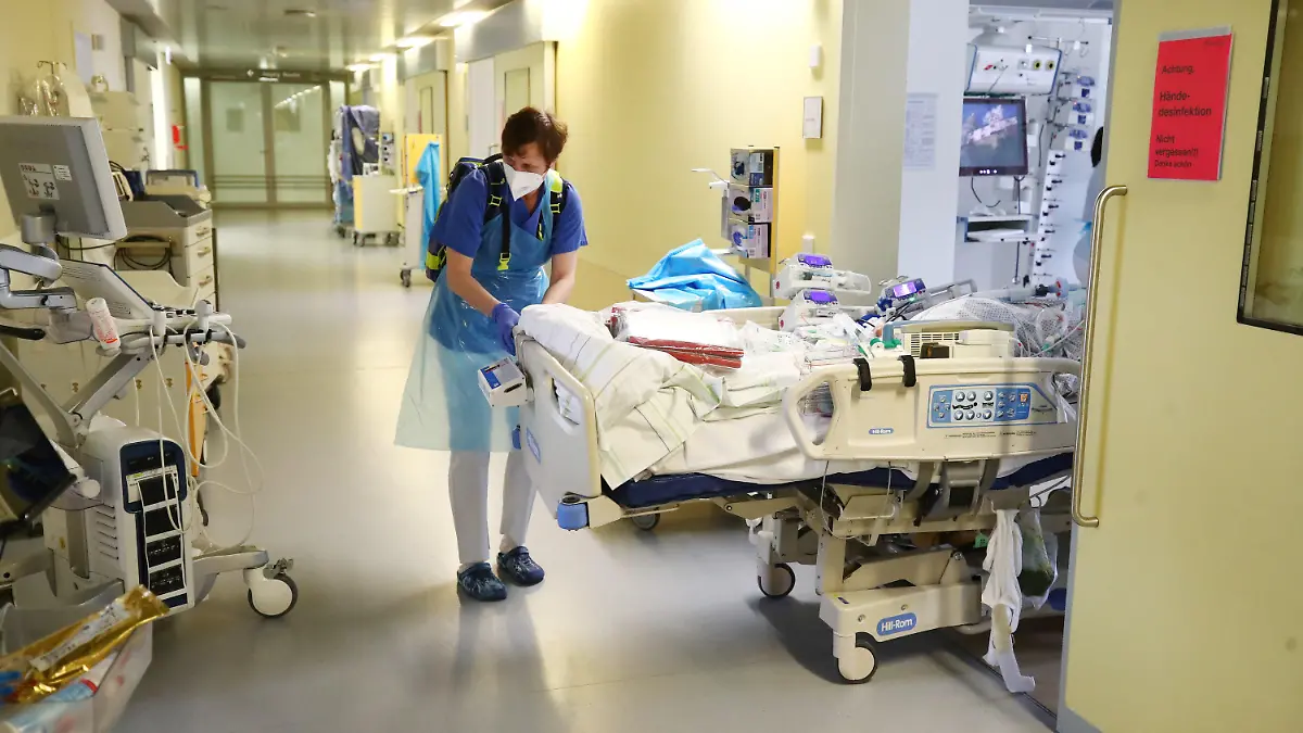 15.04.2021, Thüringen, Gera: Ärzte und Pfleger verlegen einen Patienten in eine neu geschaffene Intensivstaion im SRH Waldklinikum. Die jetzige Intensivstation wird für weitere schwer an Covid 19 erkrankte Patienten erweitert. Foto: Bodo Schackow/dpa-zentralbild/dpa +++ dpa-Bildfunk +++