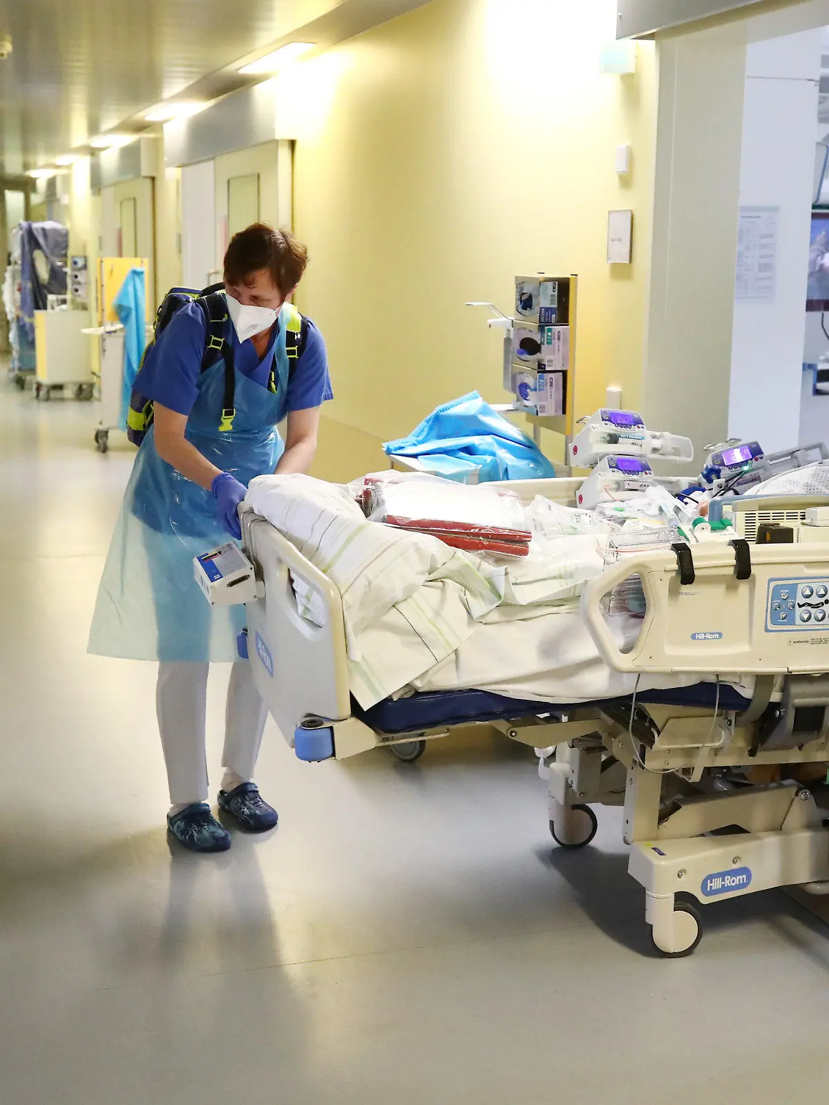 15.04.2021, Thüringen, Gera: Ärzte und Pfleger verlegen einen Patienten in eine neu geschaffene Intensivstaion im SRH Waldklinikum. Die jetzige Intensivstation wird für weitere schwer an Covid 19 erkrankte Patienten erweitert. Foto: Bodo Schackow/dpa-zentralbild/dpa +++ dpa-Bildfunk +++
