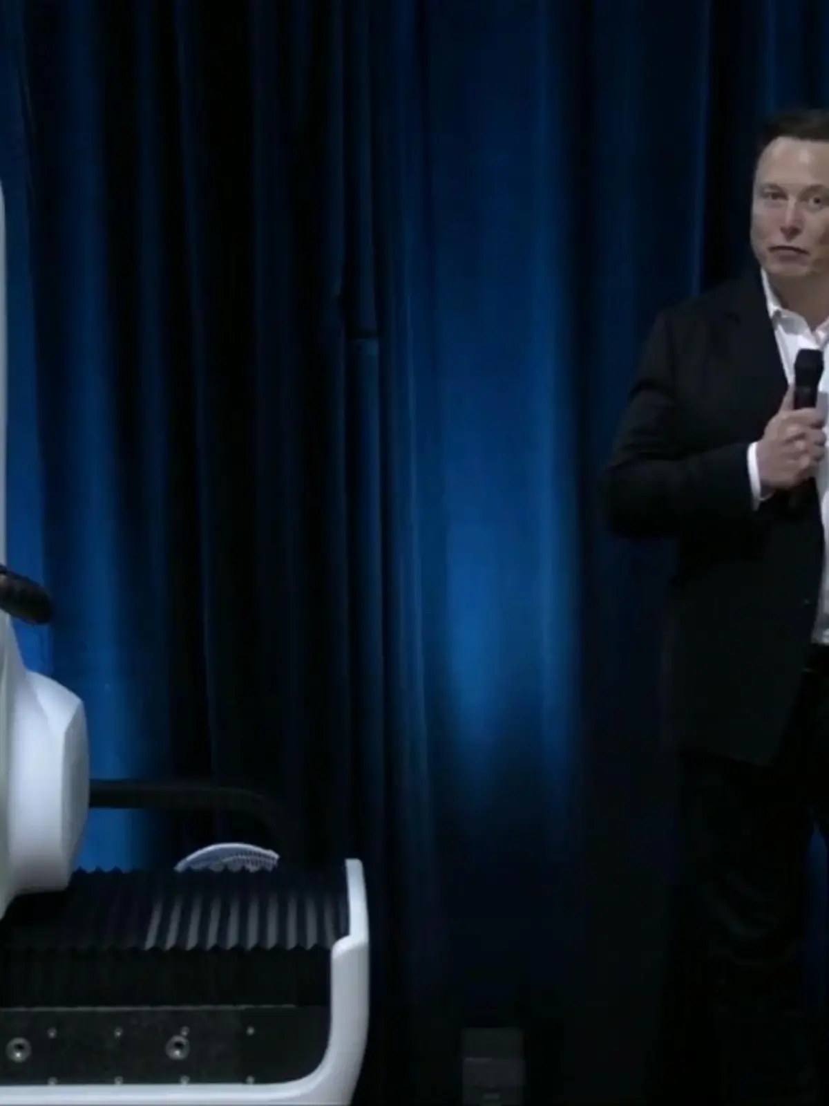 Tech-Milliardär Elon Musk präsentierte nun den Prototypen eines Gehirn-Chips seiner Firma Neuralink, der in den Kopf transplantiert wird und Informationen zwischen Neuronen und einem Smartphone übermitteln kann.