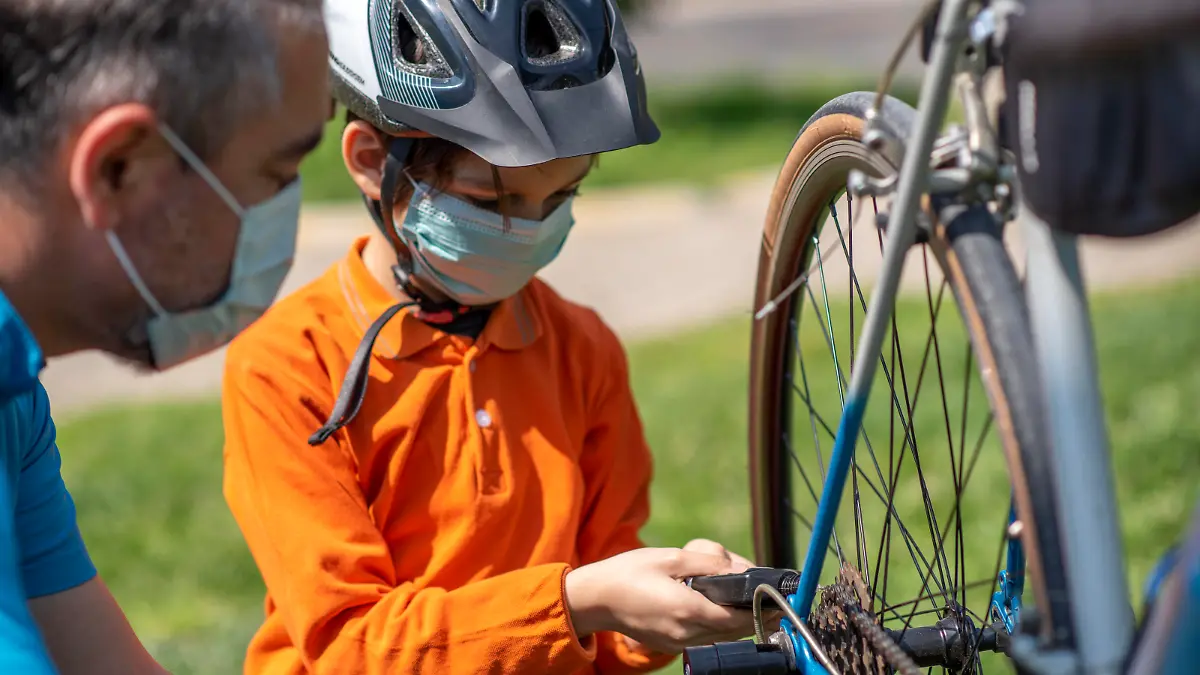 Kind und Vater reparieren ein Fahrrad