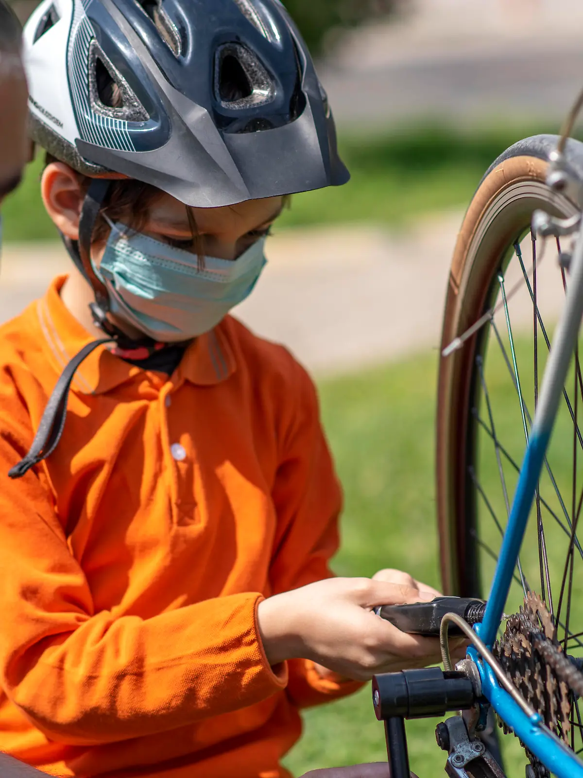 Kind und Vater reparieren ein Fahrrad