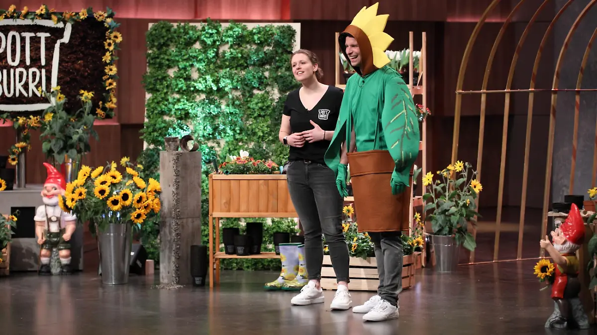 Antonia und Alexander Cox aus Straelen präsentieren mit "Pottburri" einen Pflanzentopf aus Sonnenblumenschalen zum eingraben. Sie erhoffen sich ein Investment von 150.000 Euro für 12,5 Prozent der Anteile an ihrem Unternehmen.  Die Verwendung des sendungsbezogenen Materials ist nur mit dem Hinweis und Verlinkung auf TVNOW gestattet.