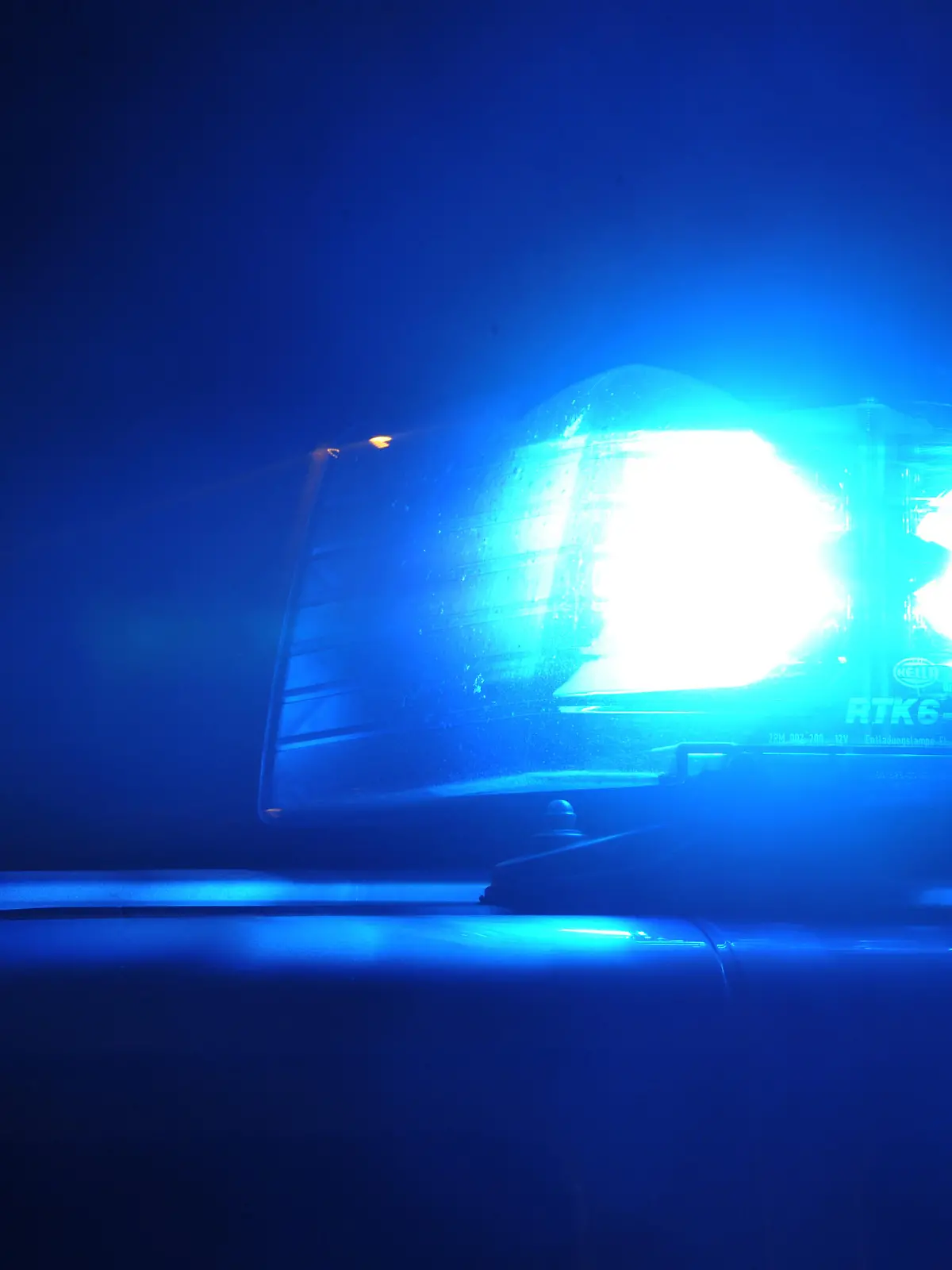 Einsatz: Ein Blaulicht eines Polizeiwagens leuchtet.