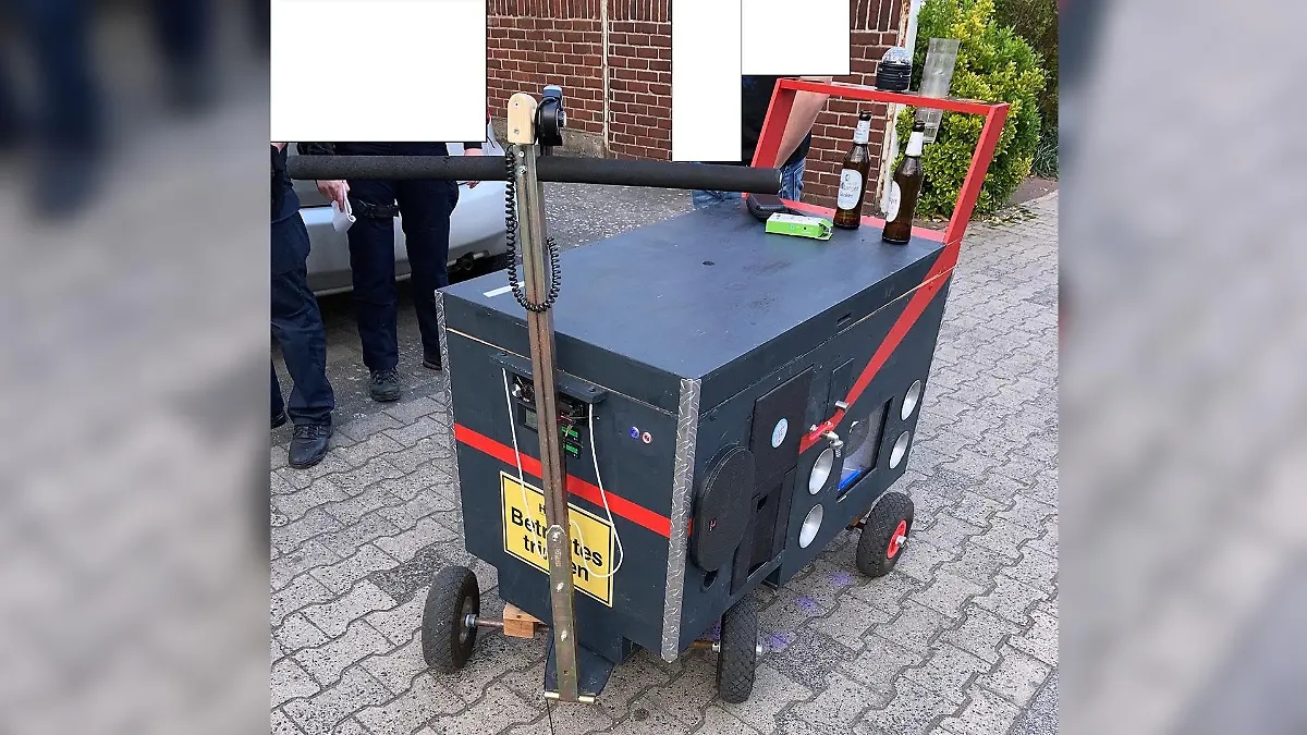 Frisierter Bollerwagen am 1. Mai im hessischen Langen.