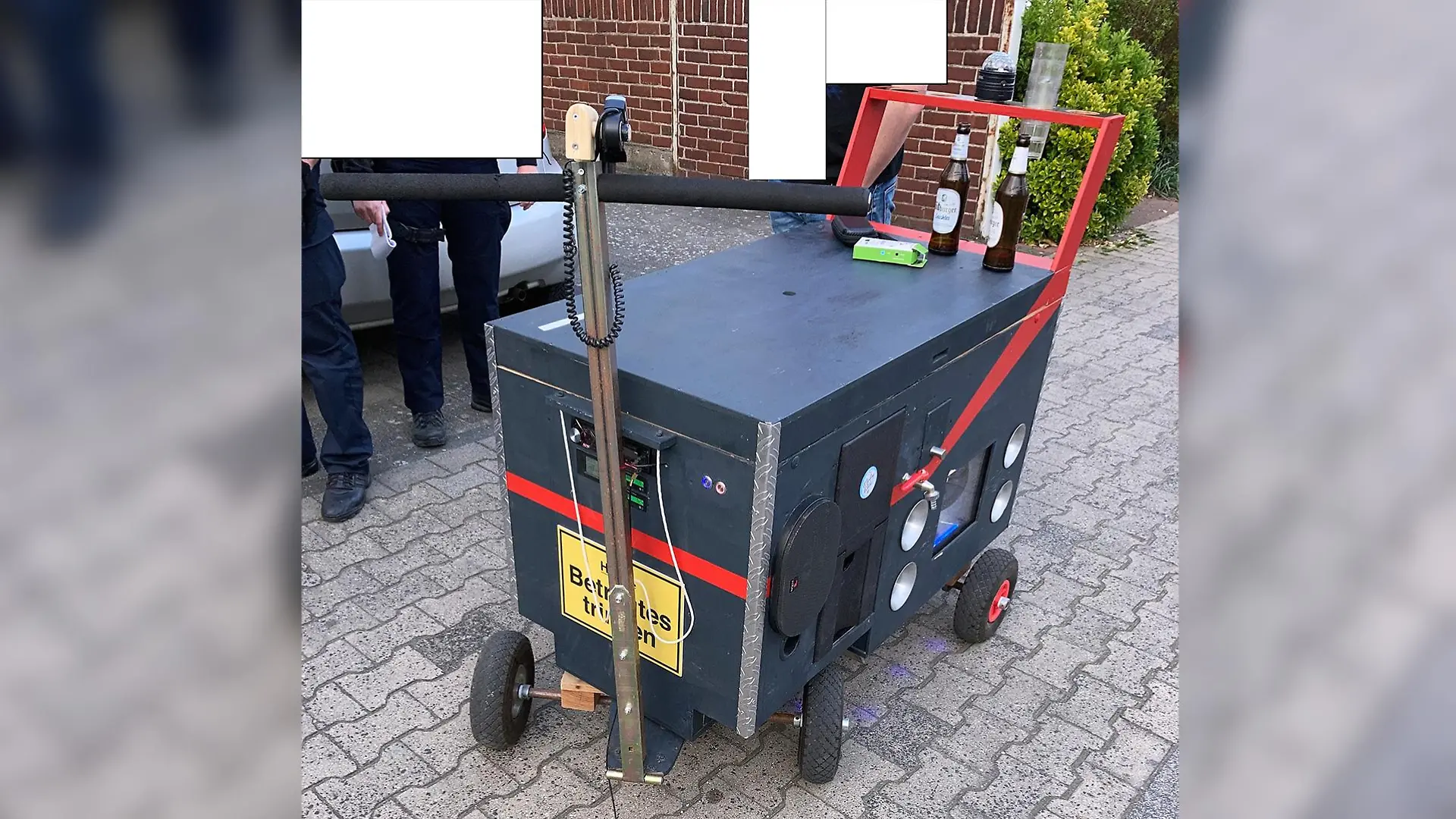 Frisierter Bollerwagen am 1. Mai im hessischen Langen.