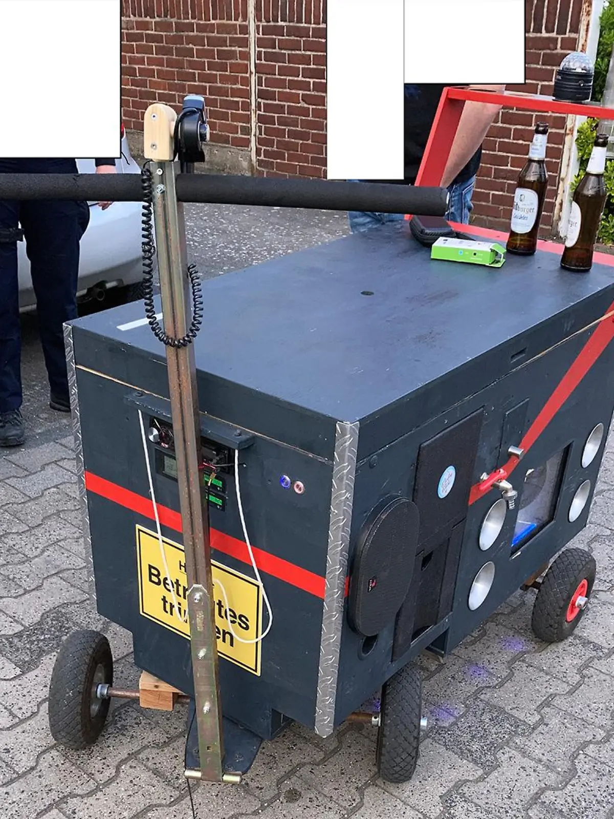 Frisierter Bollerwagen am 1. Mai im hessischen Langen.