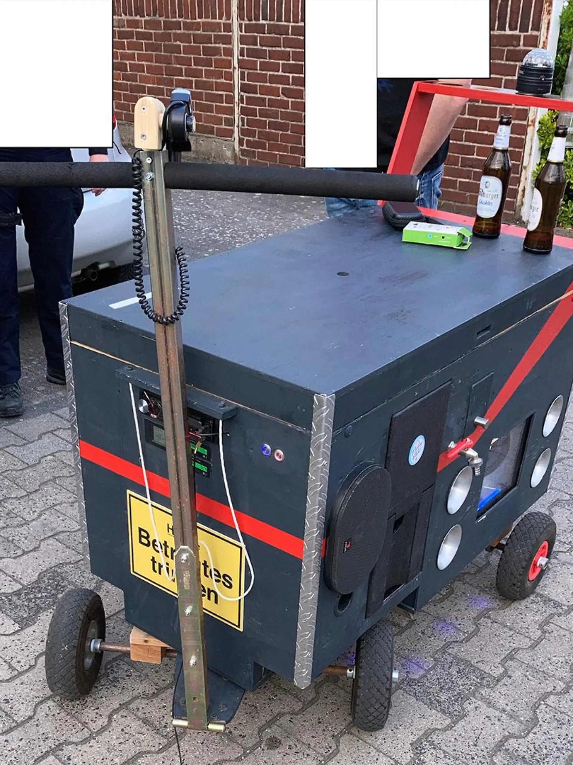 Frisierter Bollerwagen am 1. Mai im hessischen Langen.