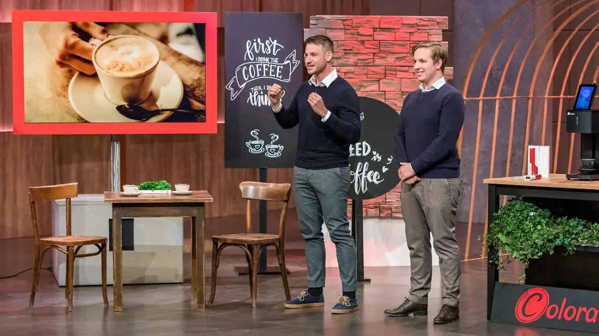 Angelo (l.) und Sando Torcia präsentieren mit _Coffee Colorato" einen Getränkedrucker mit dem man Kaffee- oder Bierschaum mit gewünschten Motiven bedrucken kann. Sie erhoffen sich ein Investment von 175.000 Euro für 15 Prozent der Anteile an ihrem Unternehmen.  Die Verwendung des sendungsbezogenen Materials ist nur mit dem Hinweis und Verlinkung auf TVNOW gestattet.