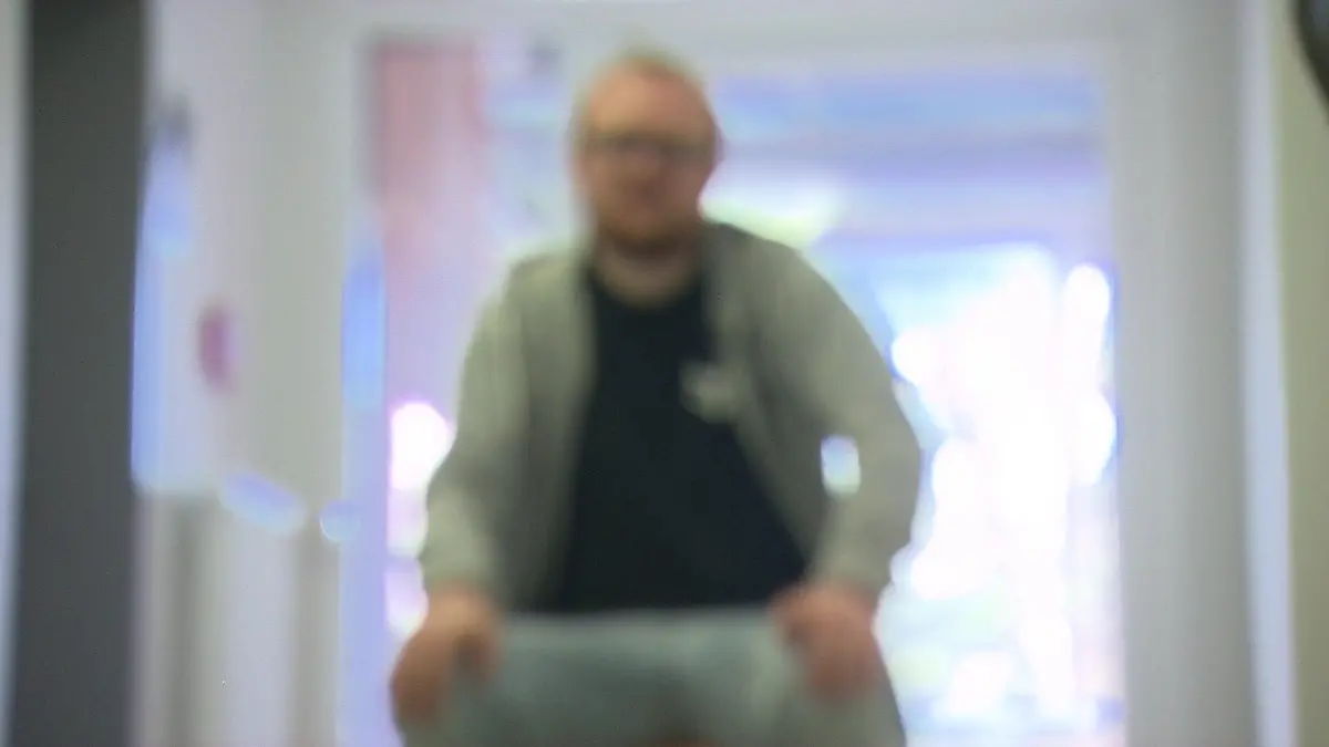 Zum ersten Mal macht sich die Neigung bei dem ehemaligen Erzieher in der Pubertät bemerkbar.