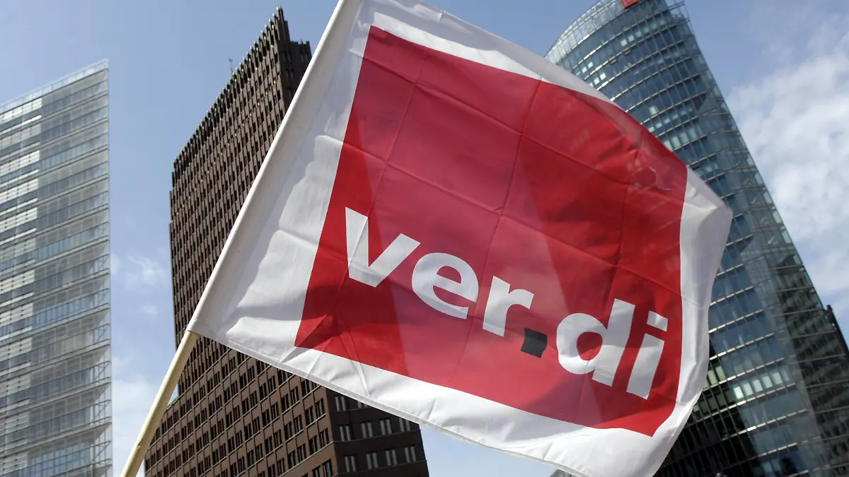 Verdi-Fahne während einer Demonstration gegen die Abschaffung des Briefmonopols der Post in Berlin