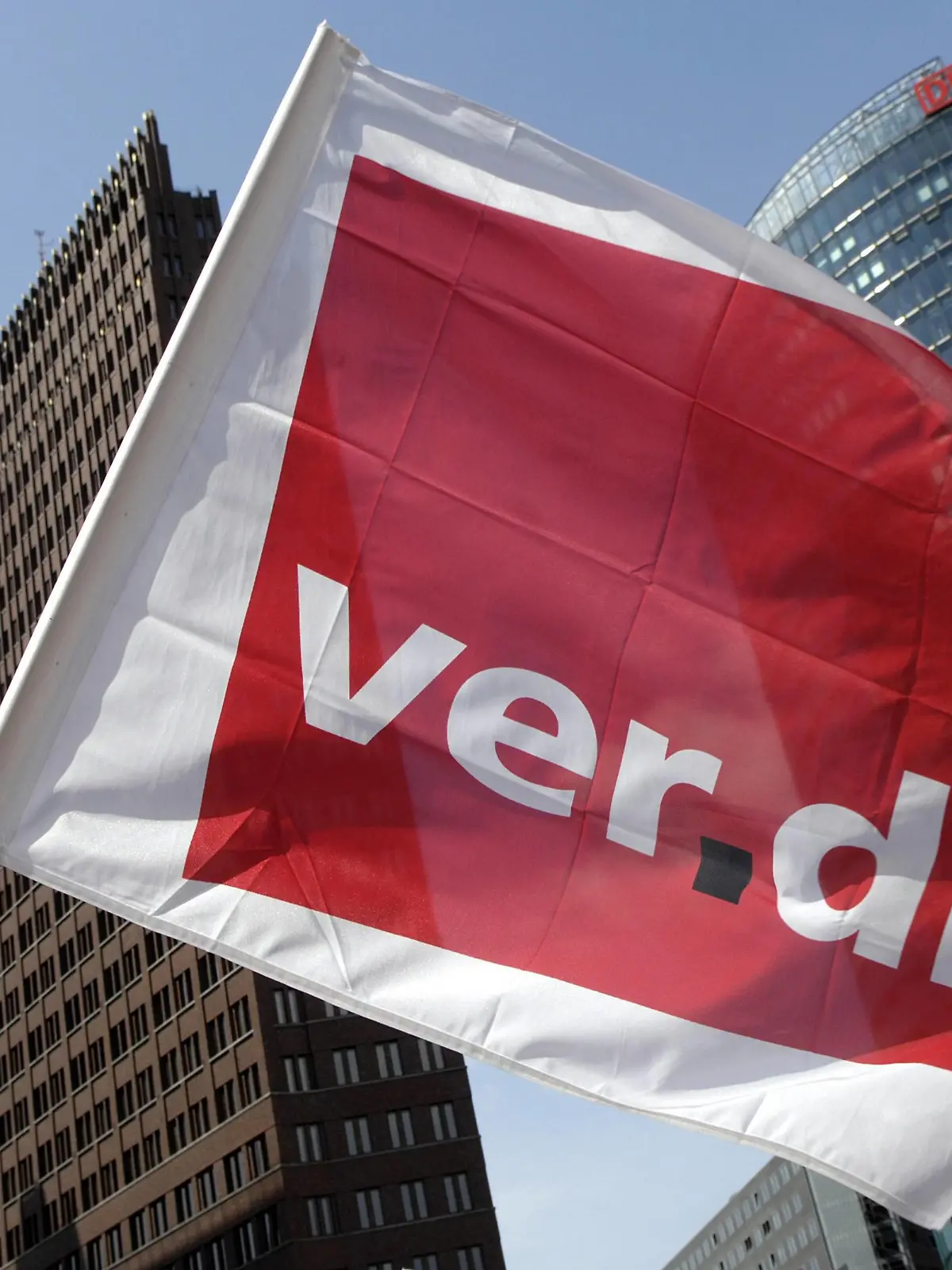 Verdi-Fahne während einer Demonstration gegen die Abschaffung des Briefmonopols der Post in Berlin