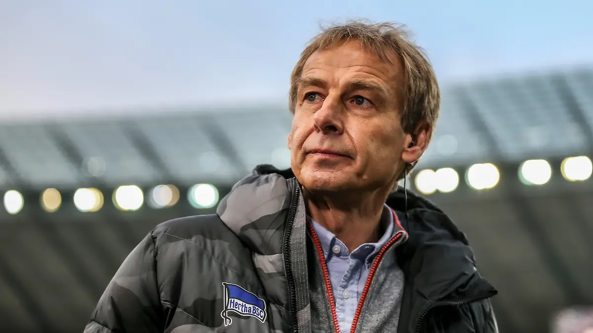 ARCHIV - 30.11.2019, Berlin: Fußball: Bundesliga, Hertha BSC - Borussia Dortmund, 13. Spieltag, Olympiastadion. Cheftrainer Jürgen Klinsmann von Hertha BSC steht im Stadion. (zu dpa «Facebook-Eintrag zu Klinsmann-Rücktritt überrascht Hertha» am 11.02.2020) Foto: Andreas Gora/dpa +++ dpa-Bildfunk +++
