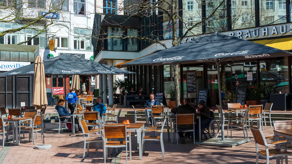 Kiel, Ostseeküste, 12. April 2021 Seit dem 12.04.2021 darf die Gastronomie im Außenbereich in Gebieten mit entsprechend niedrigem Inzidenzwert wieder öffnen. Bei niedrigen Temperaturen und zum Start noch wenig Gäste. Impressionen von der Ostseeküste, aus Damp Eckernförde und Kiel. *** Kiel, Baltic Sea coast, 12 April 2021 Since 12 04 2021, outdoor gastronomy is allowed to reopen in areas with a correspondingly low incidence value At low temperatures and at the start still few guests Impressions from the Baltic Sea coast, from Damp Eckernförde and Kiel 