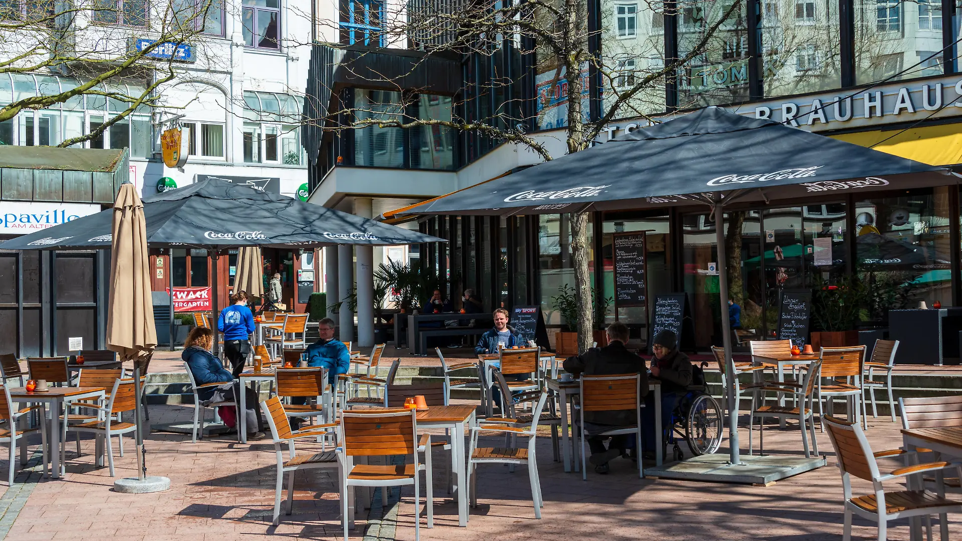 Kiel, Ostseeküste, 12. April 2021 Seit dem 12.04.2021 darf die Gastronomie im Außenbereich in Gebieten mit entsprechend niedrigem Inzidenzwert wieder öffnen. Bei niedrigen Temperaturen und zum Start noch wenig Gäste. Impressionen von der Ostseeküste, aus Damp Eckernförde und Kiel. *** Kiel, Baltic Sea coast, 12 April 2021 Since 12 04 2021, outdoor gastronomy is allowed to reopen in areas with a correspondingly low incidence value At low temperatures and at the start still few guests Impressions from the Baltic Sea coast, from Damp Eckernförde and Kiel