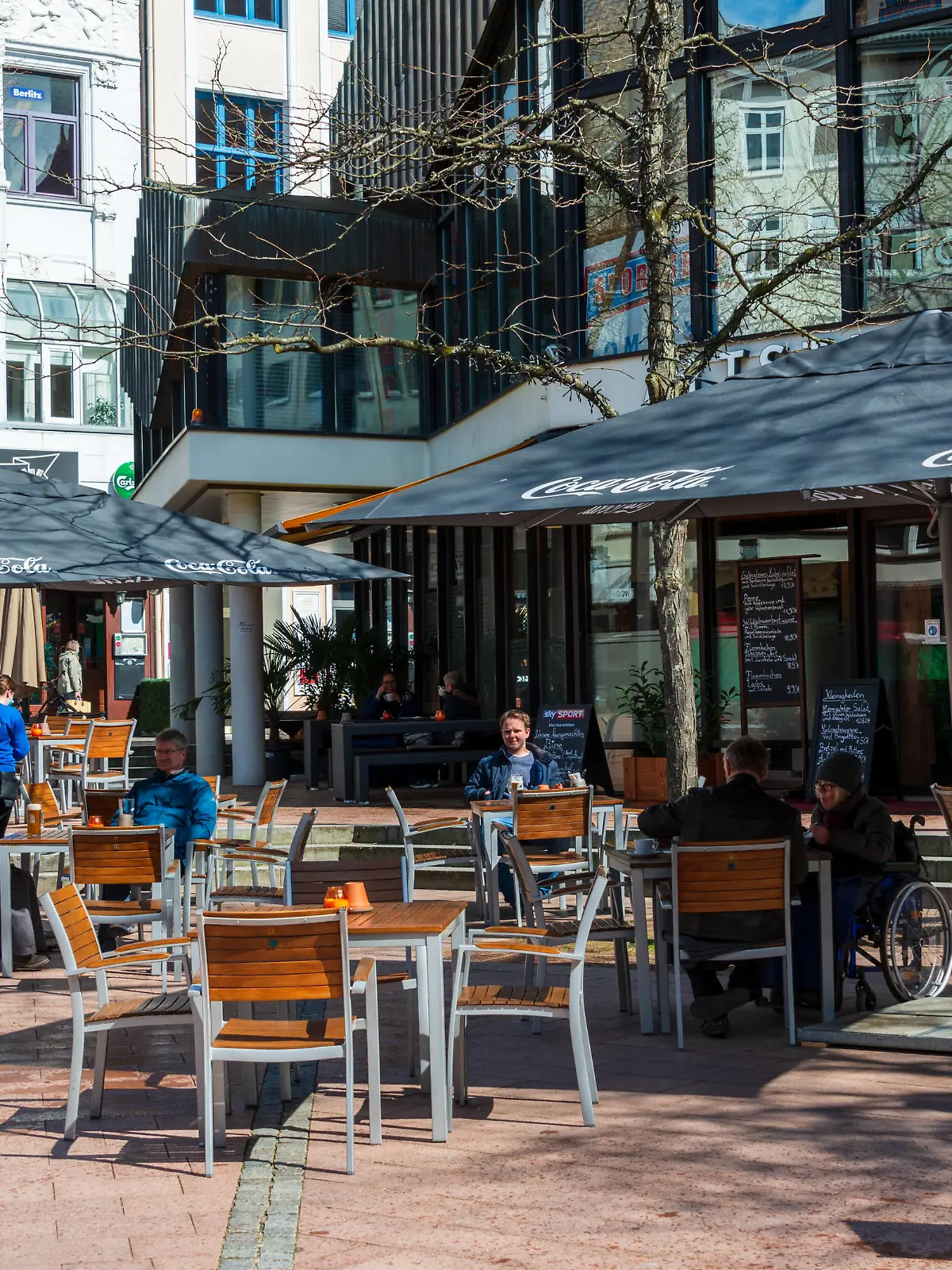 Kiel, Ostseeküste, 12. April 2021 Seit dem 12.04.2021 darf die Gastronomie im Außenbereich in Gebieten mit entsprechend niedrigem Inzidenzwert wieder öffnen. Bei niedrigen Temperaturen und zum Start noch wenig Gäste. Impressionen von der Ostseeküste, aus Damp Eckernförde und Kiel. *** Kiel, Baltic Sea coast, 12 April 2021 Since 12 04 2021, outdoor gastronomy is allowed to reopen in areas with a correspondingly low incidence value At low temperatures and at the start still few guests Impressions from the Baltic Sea coast, from Damp Eckernförde and Kiel 