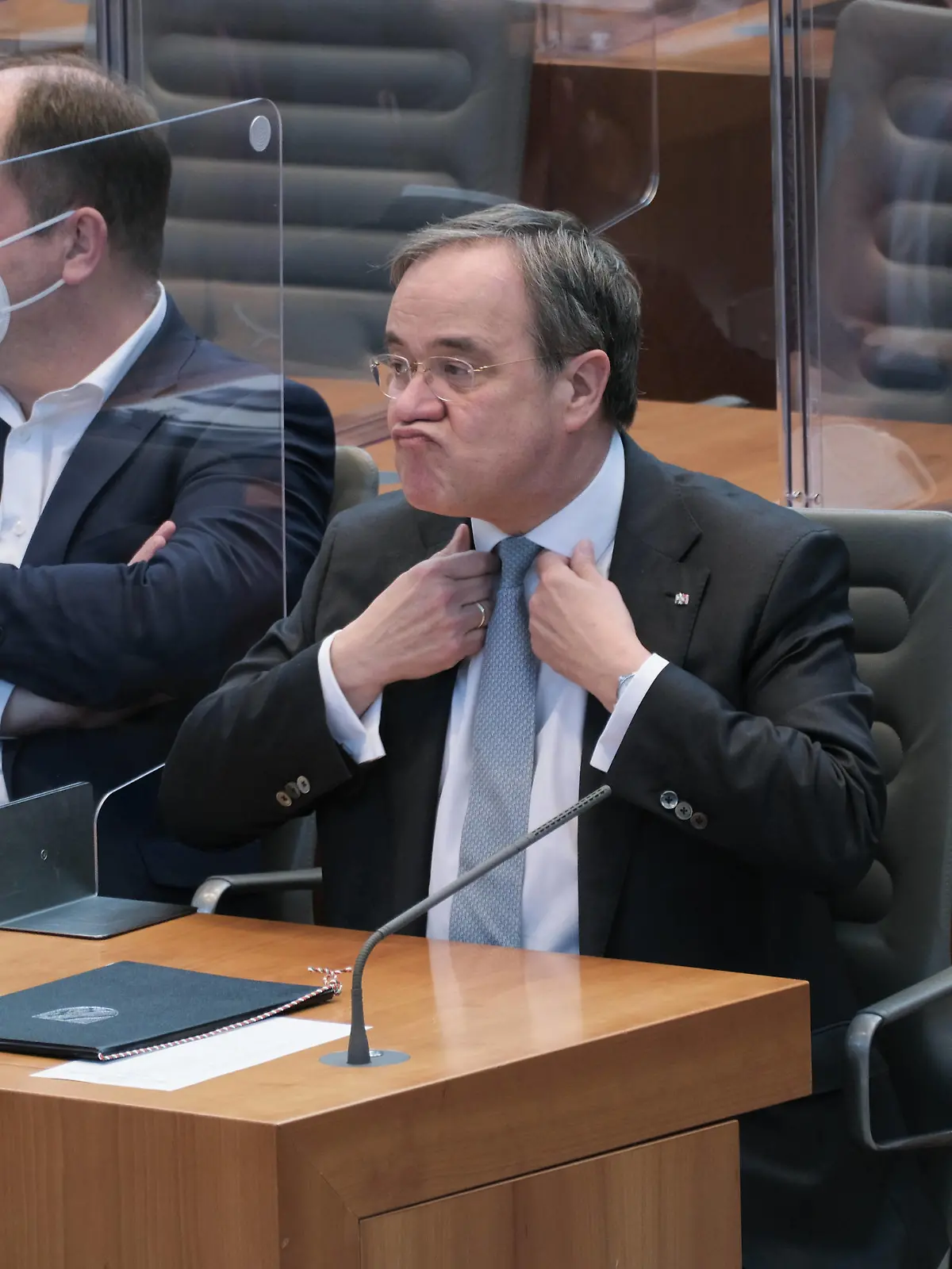 News Bilder des Tages Düsseldorf 15.04.2021 Landtag NRW Plenum Ministerpräsident Armin Laschet CDU , Joachim Stamp FDP li. Düsseldorf Landtag Nordrhein-Westfalen Deutschland *** Düsseldorf 15 04 2021 Landtag NRW Plenum Prime Minister Armin Laschet CDU , Joachim Stamp FDP li Düsseldorf Landtag North Rhine Westphalia Germany
