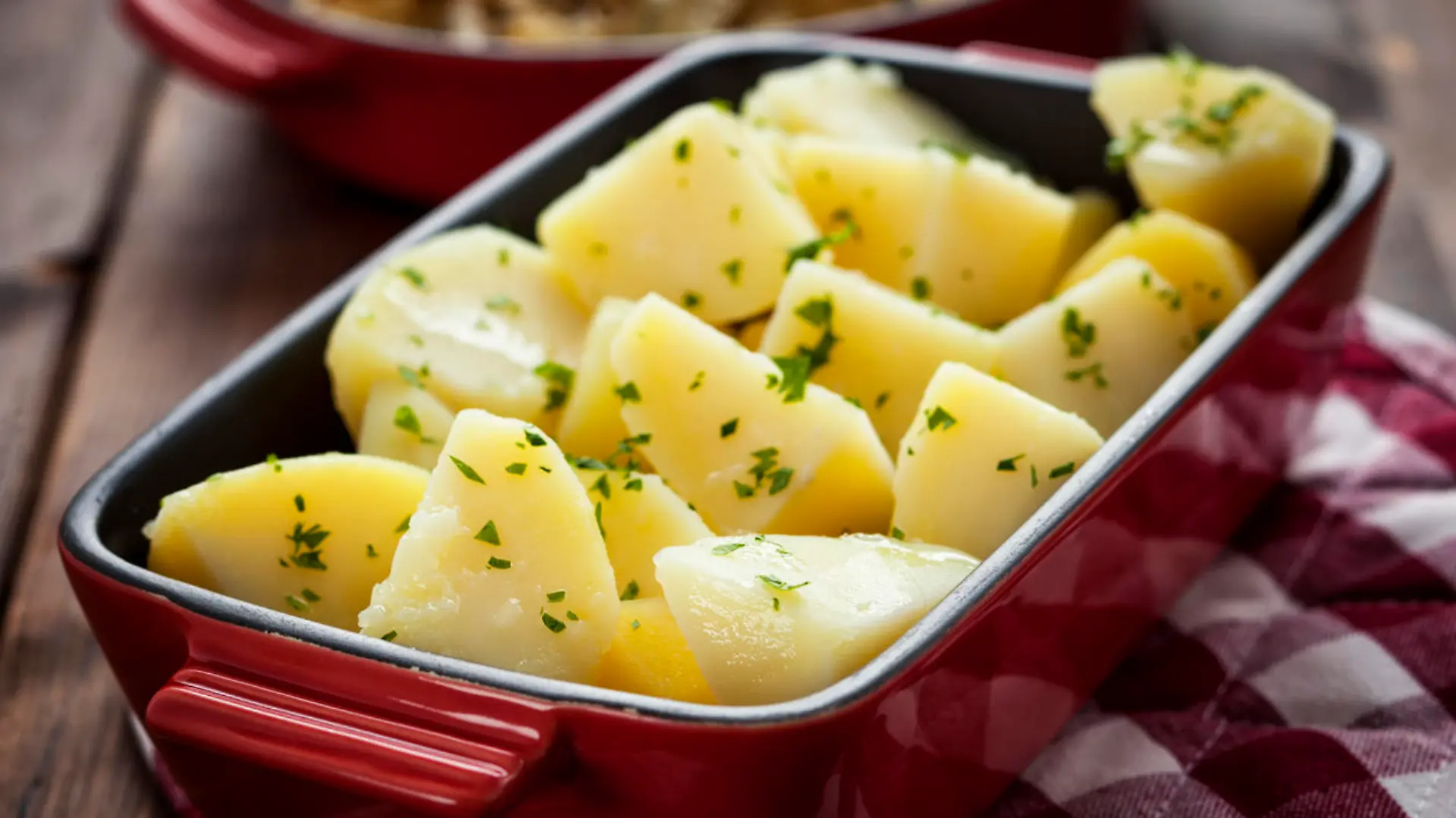 Salzkartoffeln in einer Auflaufform