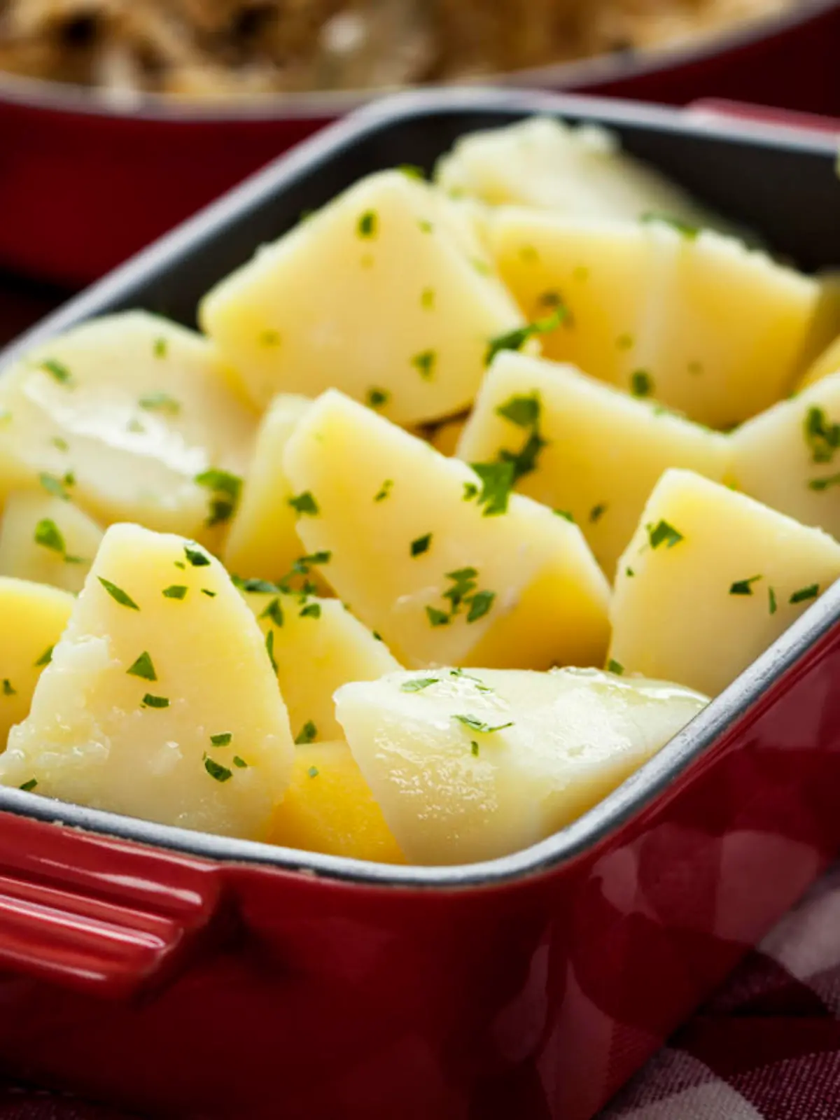 Salzkartoffeln in einer Auflaufform