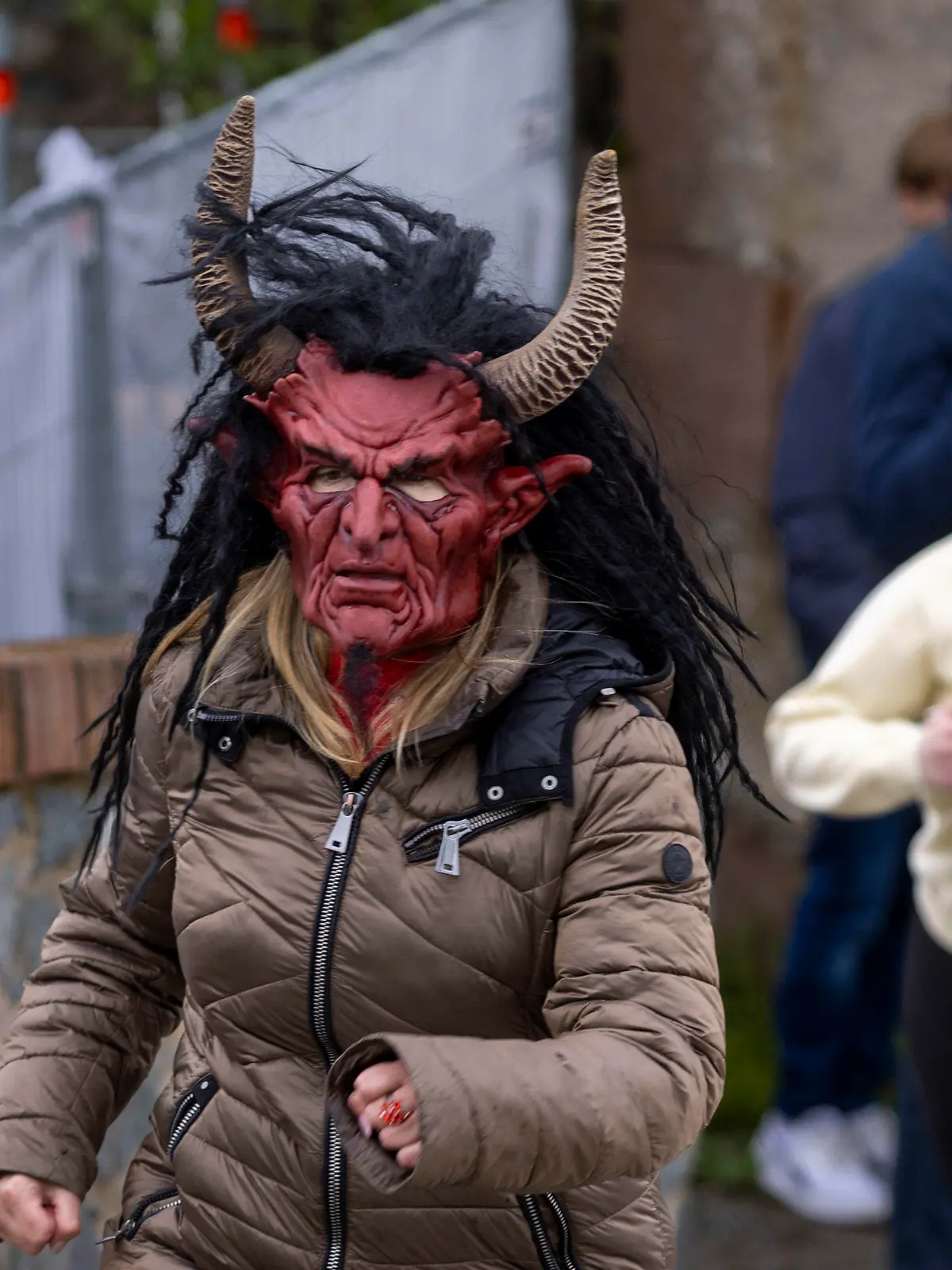 29.04.2023, Hessen, Mühltal: Monstercasting auf Burg Frankenstein. Die Teilnehmer laufen auf dem Gelände der Burg um das Tragen einer Maske unter Belastung kennen zu lernen. Gesucht werden Darsteller für das Halloween-Festival. Foto: Helmut Fricke/dpa +++ dpa-Bildfunk +++