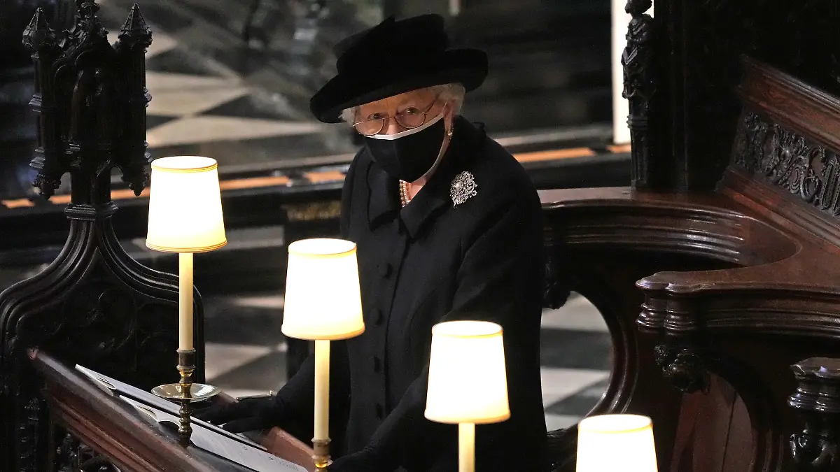 Queen Elizabeth II. musste bei der Trauerfeier für ihren am 9. April verstorbenen Mann Prinz Philip allein in der St George's Chapel in Windsor sitzen.