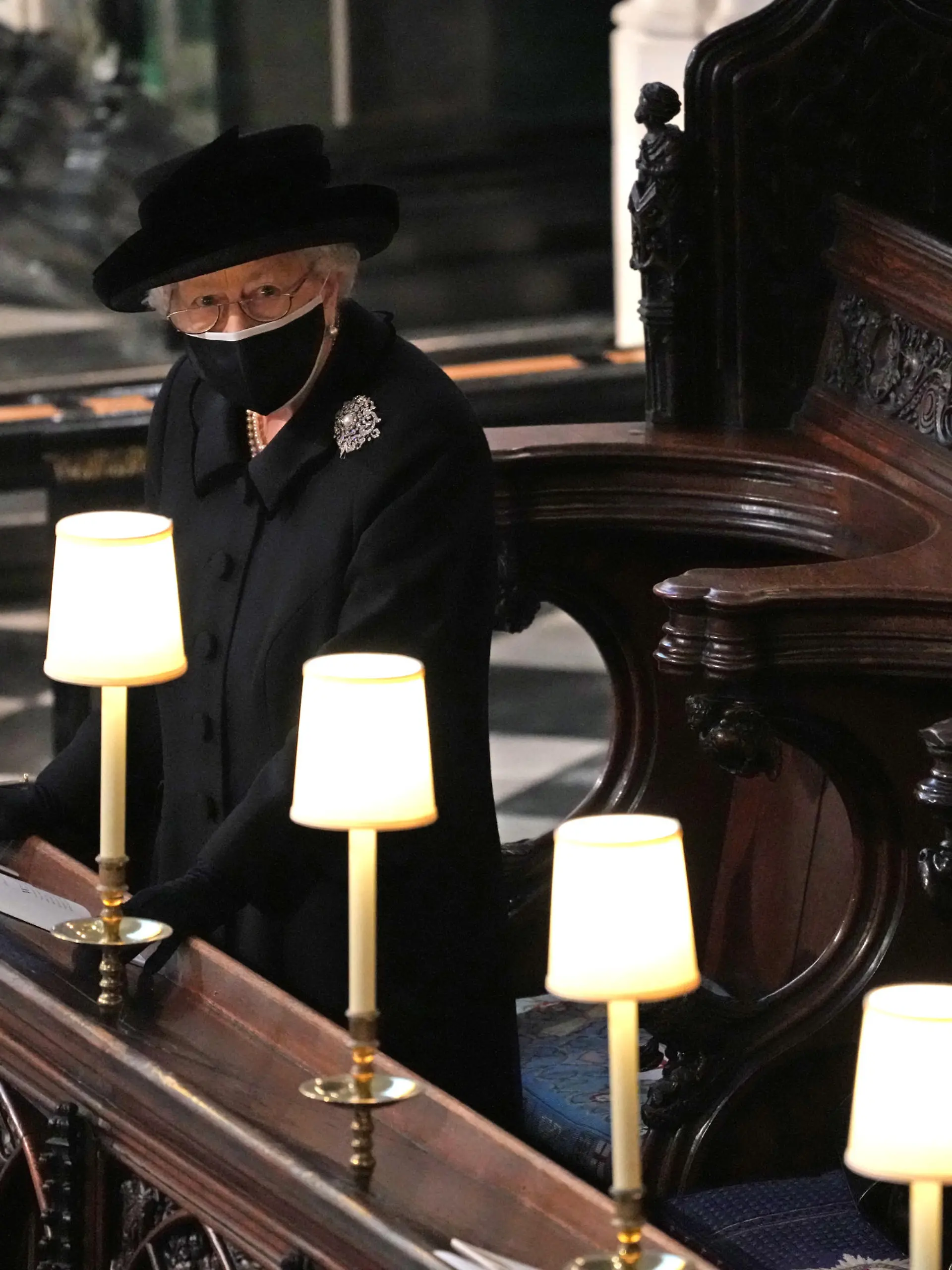Queen Elizabeth II. musste bei der Trauerfeier für ihren am 9. April verstorbenen Mann Prinz Philip allein in der St George's Chapel in Windsor sitzen.