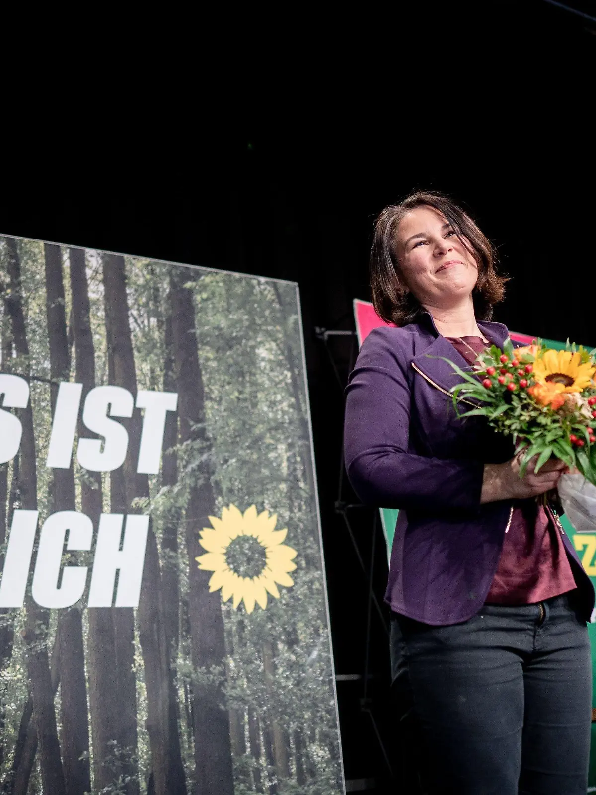 17.04.2021, Brandenburg, Potsdam: Annalena Baerbock, Bundesvorsitzende von Bündnis 90/Die Grünen, steht bei der digitalen Landesdelegiertenkonferenz von Bündnis 90/Die Grünen Brandenburg mit einem Blumenstrauß auf der Bühne. Baerbock tritt als Spitzenkandidatin der Brandenburger Grünen für die Bundestagswahl 2021 an. Foto: Kay Nietfeld/dpa +++ dpa-Bildfunk +++