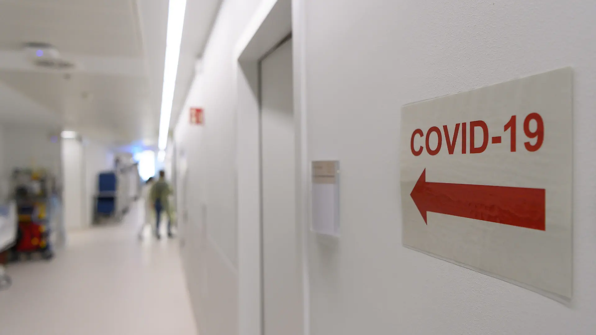 ARCHIV - 13.11.2020, Dresden: ILLUSTRATION - Ein Richtungspfeil zum "Covid-19" Bereich klebt vor einer Corona-Intensivstation an der Wand. Im Frühjahr wurden viele Klinikbetten für Covid-Patienten freigehalten, der Bund hat dafür Kosten erstattet. Diese Regelung war zwischenzeitlich ausgesetzt. (zu dpa «Krankenhausgesellschaft: Hälfte der Kliniken in Hessen geht leer aus») Foto: Robert Michael/dpa-Zentralbild/dpa +++ dpa-Bildfunk +++