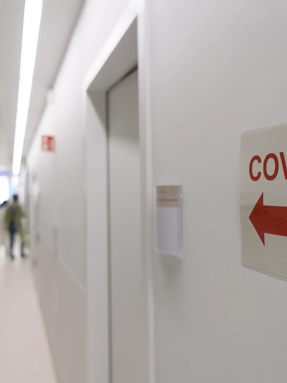 ARCHIV - 13.11.2020, Dresden: ILLUSTRATION - Ein Richtungspfeil zum "Covid-19" Bereich klebt vor einer Corona-Intensivstation an der Wand. Im Frühjahr wurden viele Klinikbetten für Covid-Patienten freigehalten, der Bund hat dafür Kosten erstattet. Diese Regelung war zwischenzeitlich ausgesetzt. (zu dpa «Krankenhausgesellschaft: Hälfte der Kliniken in Hessen geht leer aus») Foto: Robert Michael/dpa-Zentralbild/dpa +++ dpa-Bildfunk +++