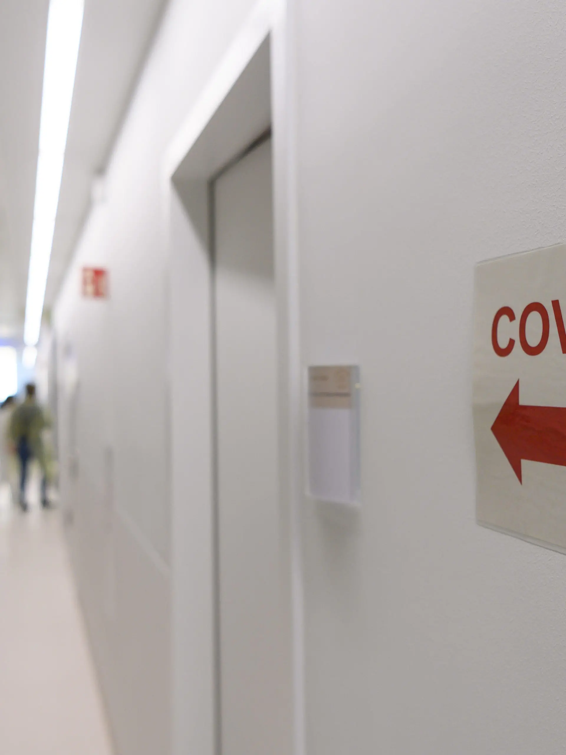 ARCHIV - 13.11.2020, Dresden: ILLUSTRATION - Ein Richtungspfeil zum "Covid-19" Bereich klebt vor einer Corona-Intensivstation an der Wand. Im Frühjahr wurden viele Klinikbetten für Covid-Patienten freigehalten, der Bund hat dafür Kosten erstattet. Diese Regelung war zwischenzeitlich ausgesetzt. (zu dpa «Krankenhausgesellschaft: Hälfte der Kliniken in Hessen geht leer aus») Foto: Robert Michael/dpa-Zentralbild/dpa +++ dpa-Bildfunk +++