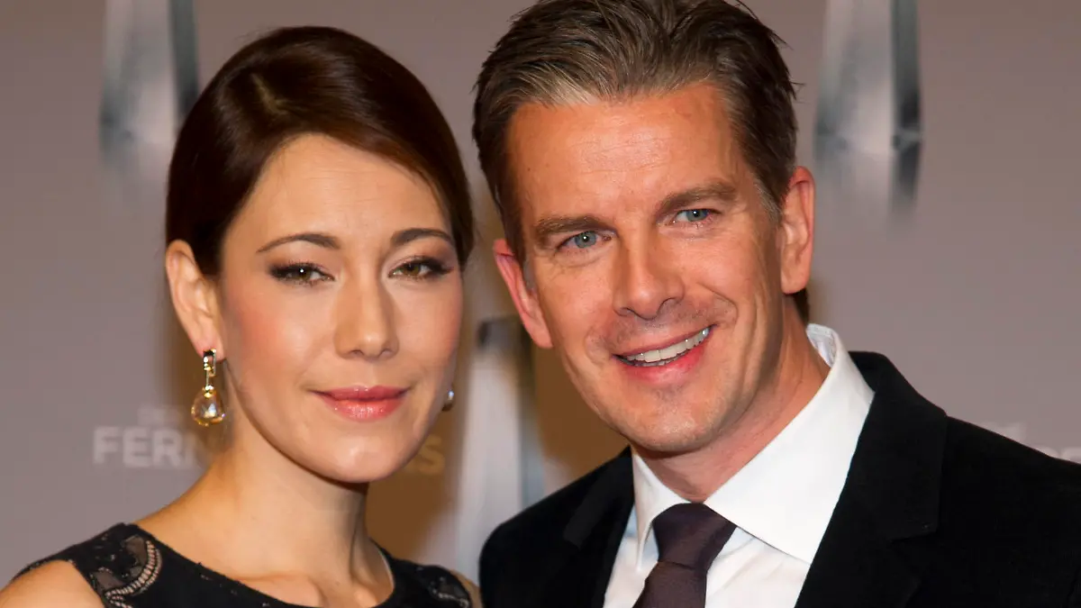 Markus Lanz gibt Ehe-Aus nach zwoelf Jahren bekannt. ARCHIVFOTO: Markus LANZ, Moderator, mit Ehefrau Angela (GESSMANN). Roter Teppich, Red Carpet Show, Verleihung des Deutschen Fernsehpreises Deutscher Fernsehpreis 2015 in Duesseldorf, am 13.01.2016. ?