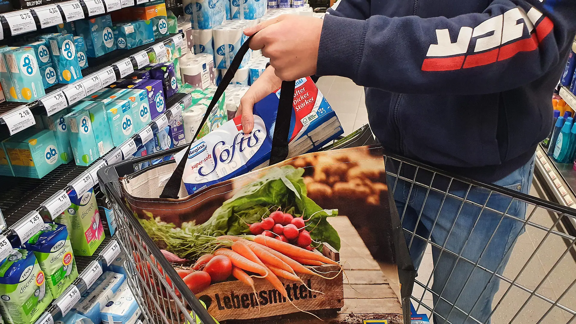 Freiburg Themenbild - ab 2022 keine Plastiktüte, Mehrwegplastiktüte, Einwegplastiktüte, Plastiktuete, Knotenbeutel, Plastikbeutel im Supermarkt, Discounter nicht mehr erlaubt Themenbild - ab 2022 keine Plastiktüte, Mehrwegplastiktüte, Einwegplastiktüte, Plastiktuete, Knotenbeutel, Plastikbeutel im Supermarkt, Discounter nicht mehr erlaubt Kunde mit Aldi Mehrwegtüte, Mehrwegplastiktüte, und Netto Einwegplastiktüte, Plastiktüte mit Waren im Einkaufswagen in einem Supermarkt in Freiburg. *** Freiburg Theme picture from 2022 no plastic bag, reusable plastic bag, disposable plastic bag, plastic bag, knot bag, plastic bag in supermarket, discounters no longer allowed Theme picture from 2022 no plastic bag, reusable plastic bag, di Copyright: xFleigx/xEibner-Pressefotox EP_dfg