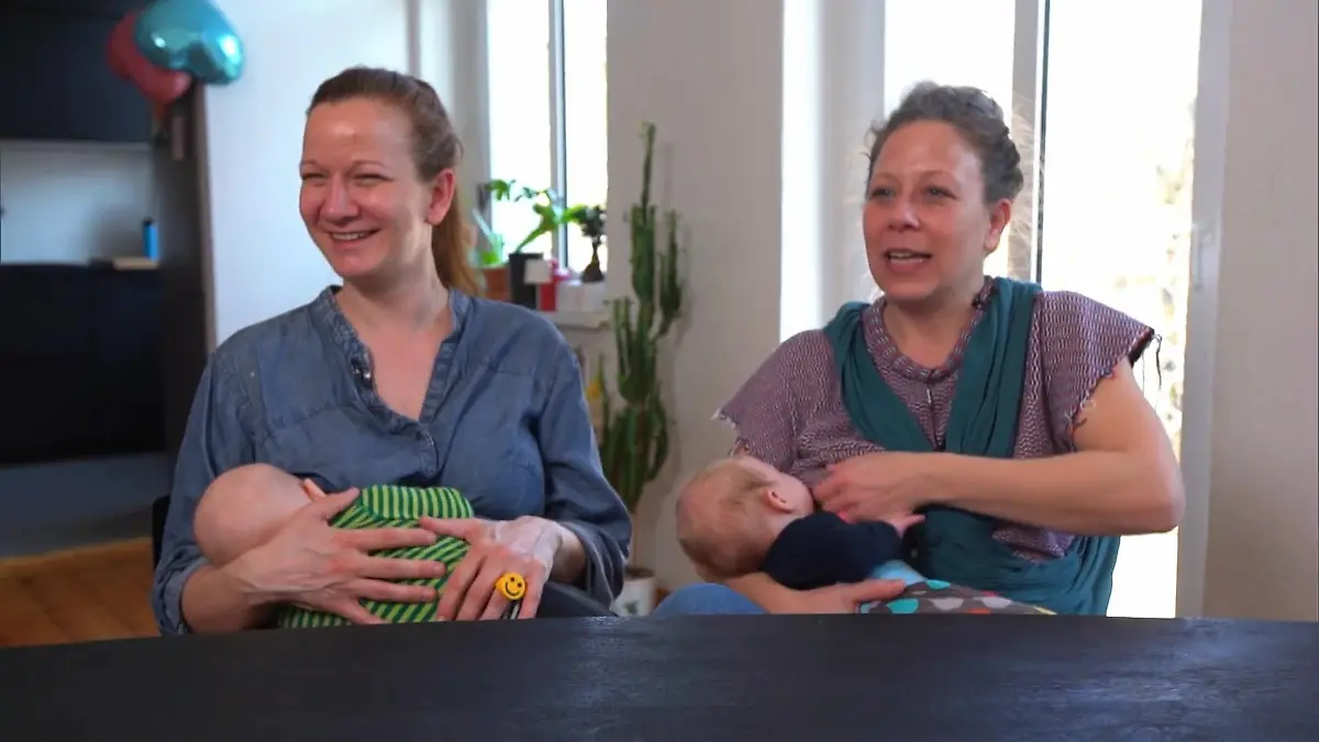 Bisexuelles Paar stillt Kinder gemeinsam - wie geht das? Nur eine Mama war schwanger: