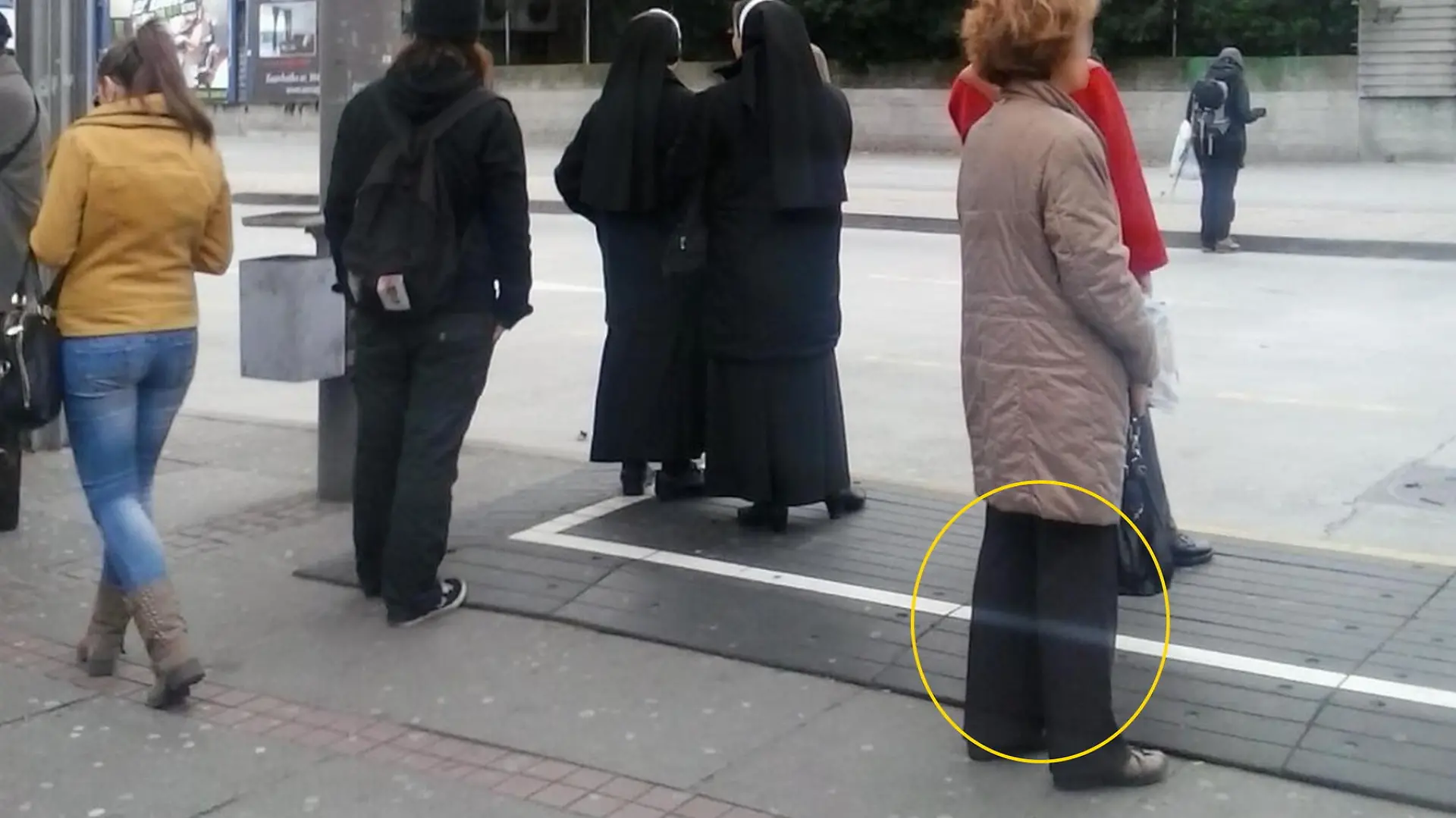 Ist das hier ein Geist? Die Linie geht durch die Beine der Frau durch