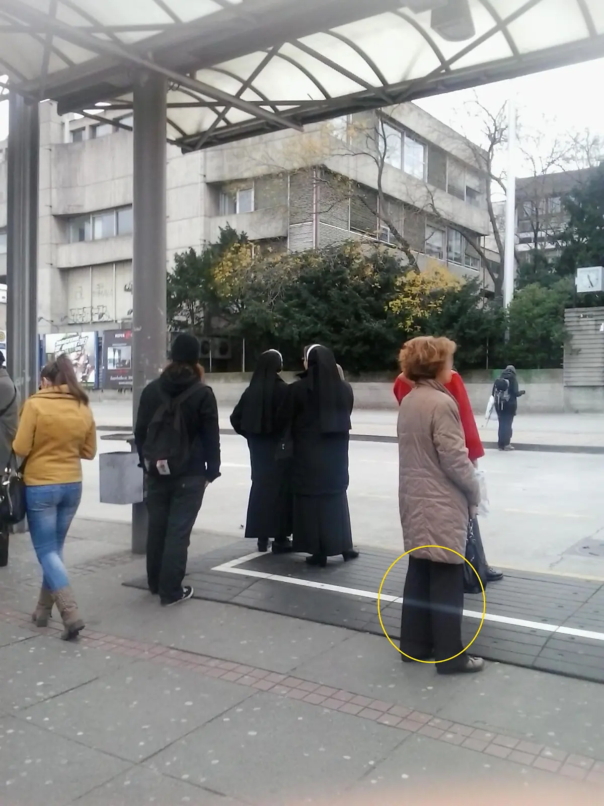 Ist das hier ein Geist? Die Linie geht durch die Beine der Frau durch