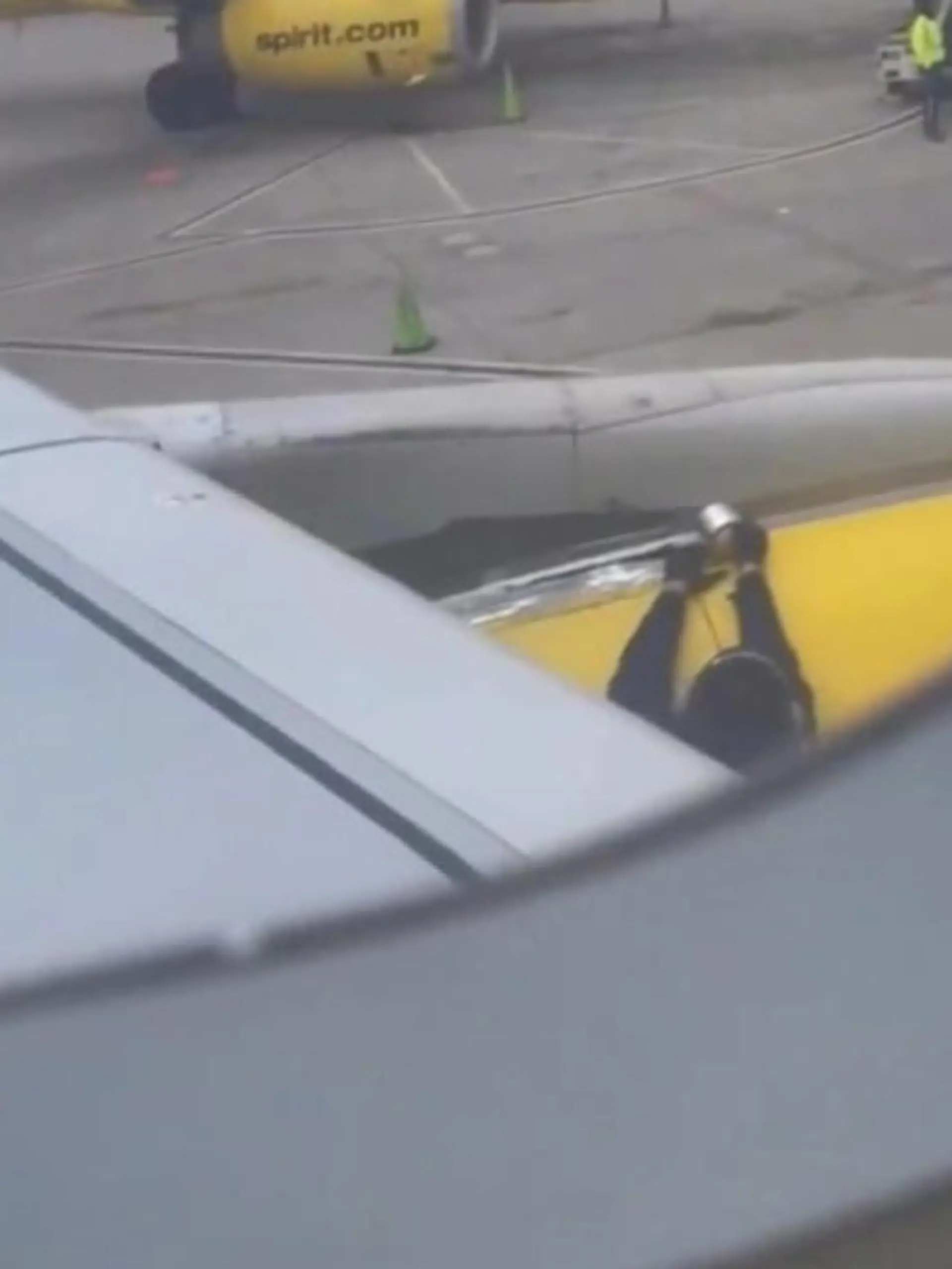 Minuten vor dem Start - und ein Mitarbeiter flickt das Flugzeug mit Tape?!
Wie würden SIE reagieren, wenn sie das von ihrem Sitz im Flieger beobachten würden? Ein Mechaniker untersucht auf dem International Airport von Nashville kurz vor dem Start die Außenhülle des Flugzeugs. Am Flügel scheint es offenbar noch Bedarf für Nachbesserungen zu geben. Also zückt der Mann kurzerhand ein silberfarbenes Klebeband – und klebt es auf Teile des Flügels. Problem gelöst.
Das sorgt bei einer Passagierin für Irritationen, sie reagiert beunruhig