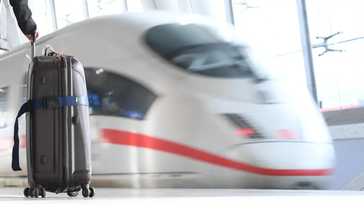 ARCHIV - 24.11.2016, Hessen, Frankfurt/Main: Ein ICE der Deutschen Bahn verlässt am den Fernbahnhof am Flughafen von Frankfurt am Main. Die Deutsche Bahn will die Vorplanungen für eine schnellere Bahnverbindung zwischen Wiesbaden und dem Frankfurter Flughafen bis Herbst abschließen. Foto: Arne Dedert/dpa +++ dpa-Bildfunk +++