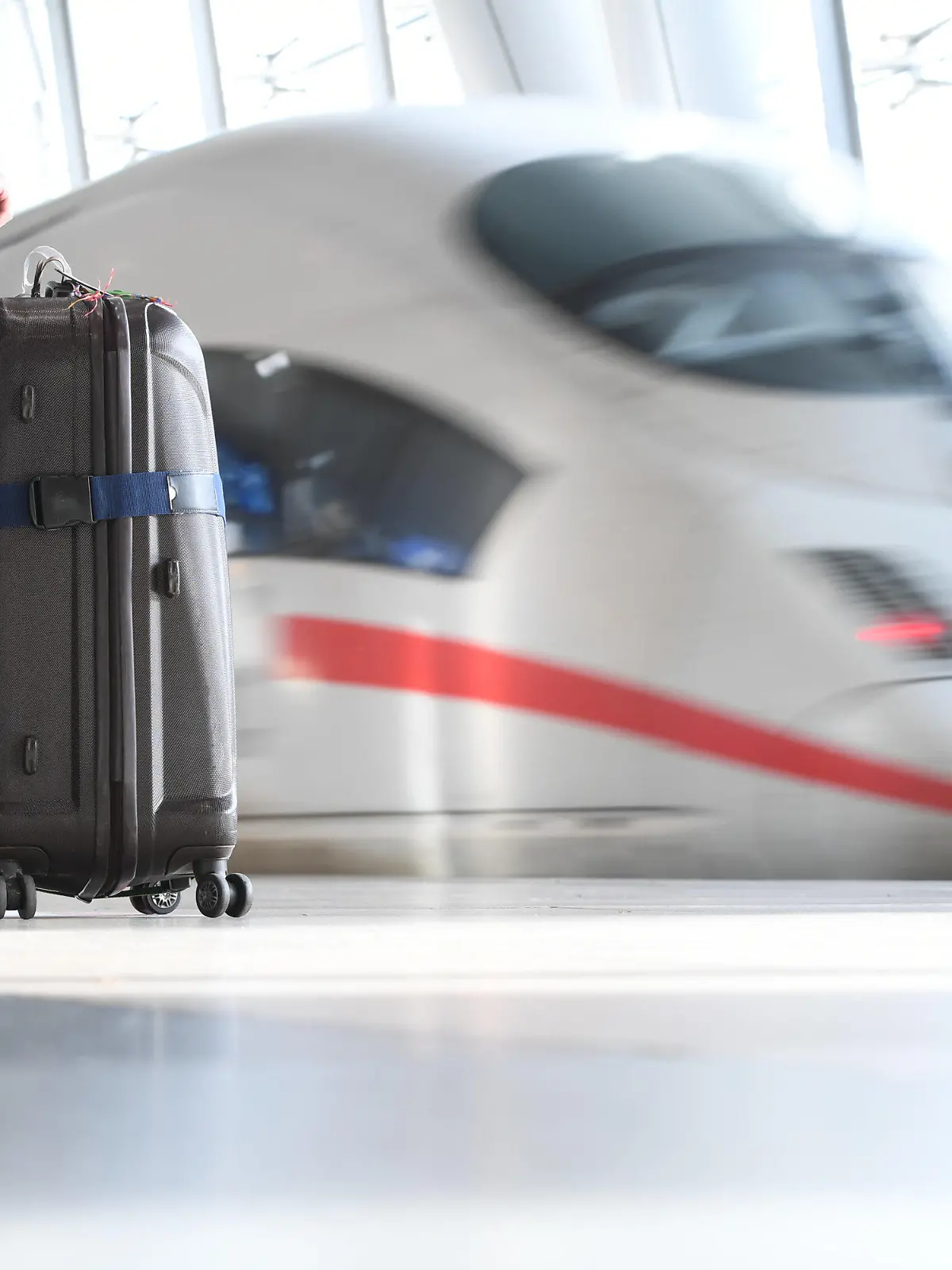 ARCHIV - 24.11.2016, Hessen, Frankfurt/Main: Ein ICE der Deutschen Bahn verlässt am den Fernbahnhof am Flughafen von Frankfurt am Main.  Die Deutsche Bahn will die Vorplanungen für eine schnellere Bahnverbindung zwischen Wiesbaden und dem Frankfurter Flughafen bis Herbst abschließen. Foto: Arne Dedert/dpa +++ dpa-Bildfunk +++