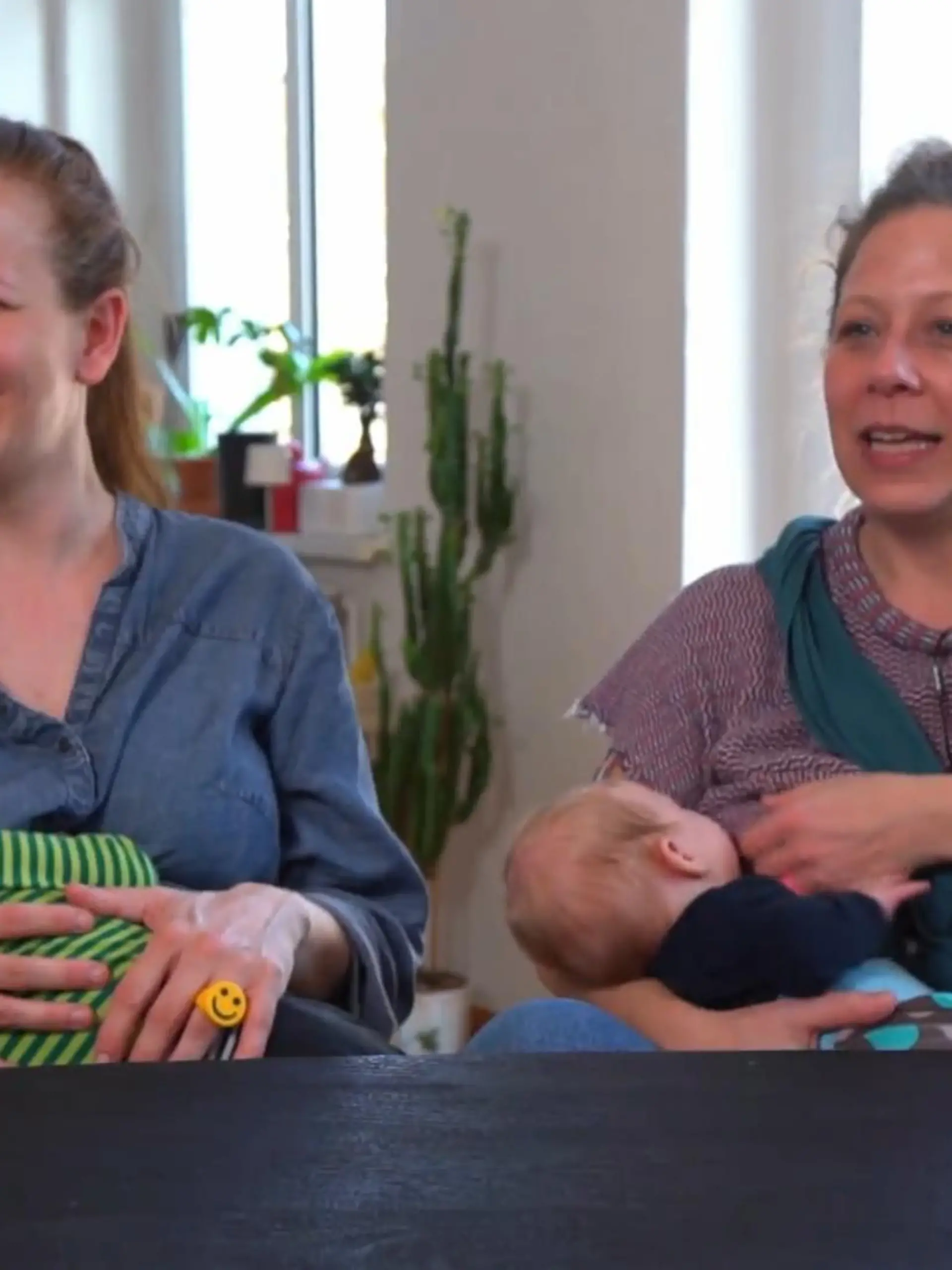 Katharina und Noemi sind ein Ehepaar. Die gemeinsamen Zwillinge hat Katharina ausgetragen - und trotzdem stillt auch Noemi die Babys. Wir erklären, wie das möglich ist.