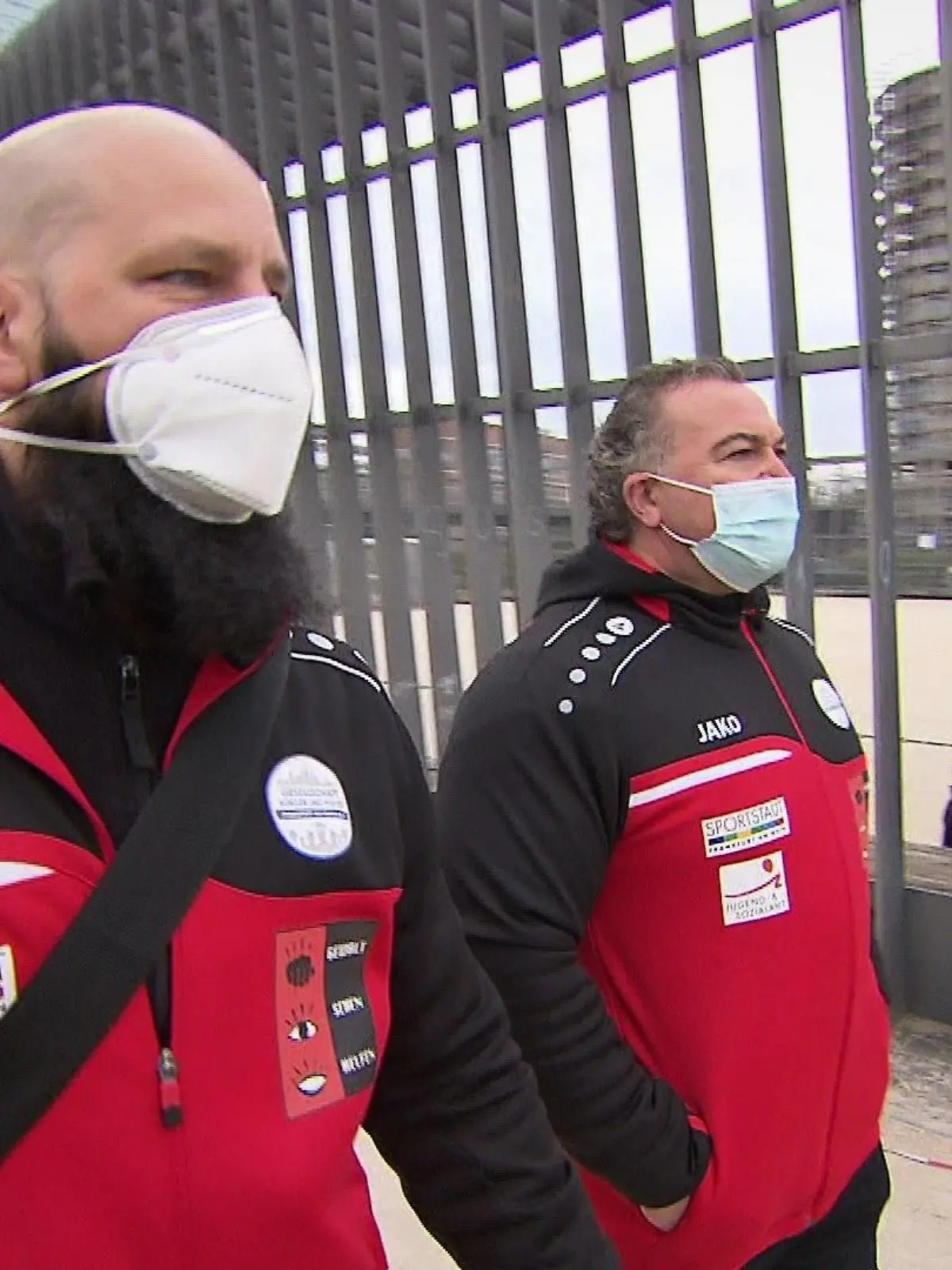 Michael Schrimpf und Mustafa Kurnaz sind als Botschafter im Hafenpark in Frankfurt unterwegs.