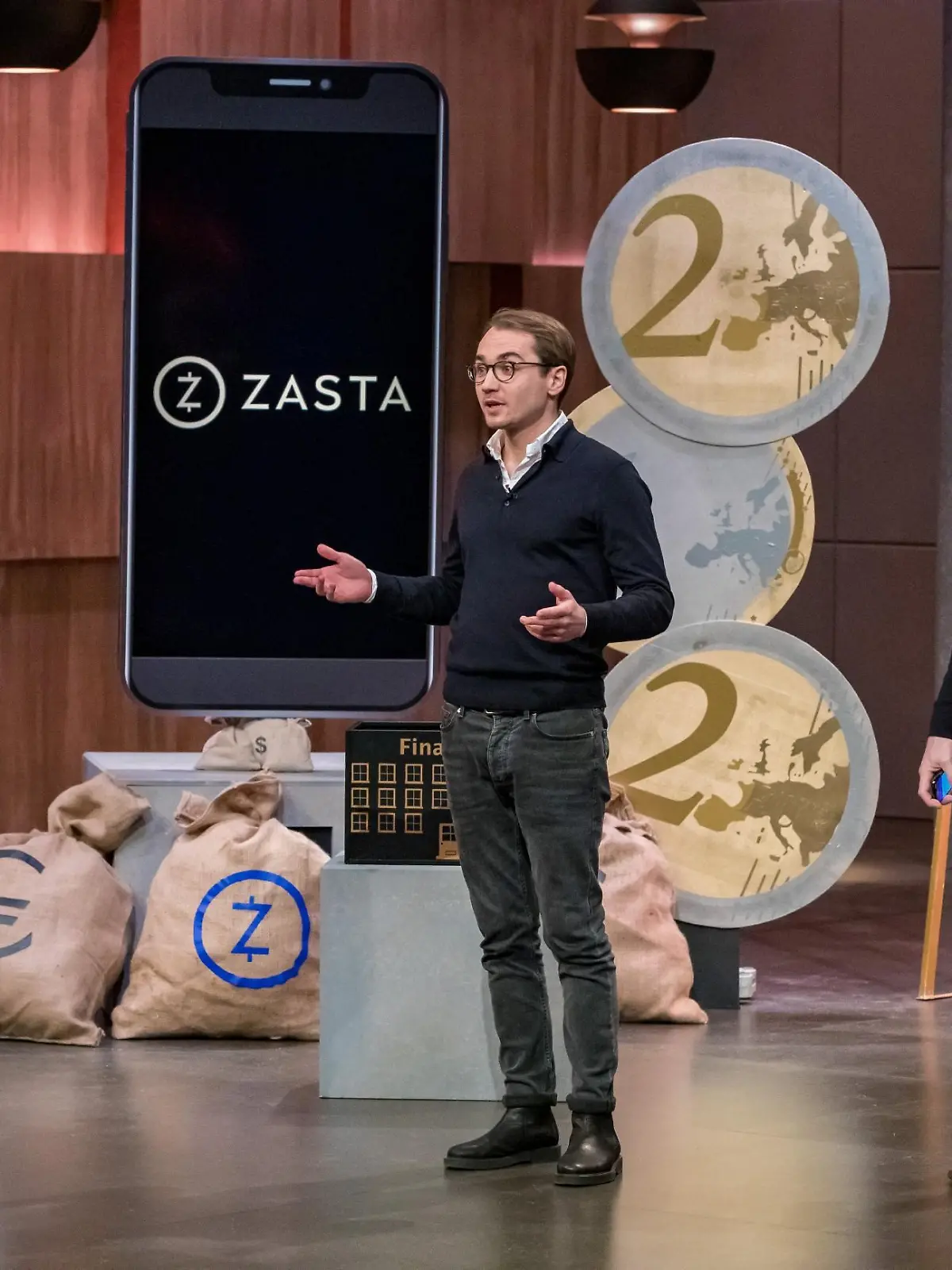 Jörg Südkamp (l.) und Dr. Michael Potstada aus Rostock präsentieren mit "ZASTA" den Steuerberater für die Hosentasche. Sie erhoffen sich ein Investment von 500.000 Euro für 10 Prozent der Anteile an ihrem Unternehmen.  Die Verwendung des sendungsbezogenen Materials ist nur mit dem Hinweis und Verlinkung auf TVNOW gestattet.