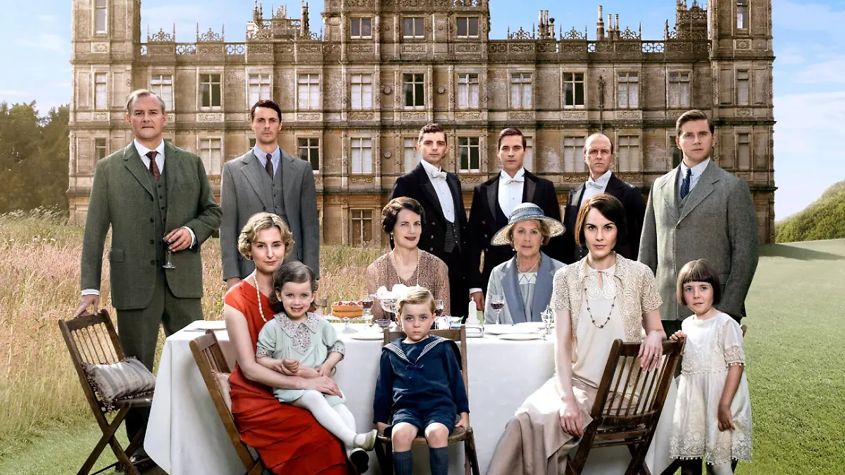 Die Verwendung des sendungsbezogenen Materials ist nur mit dem Hinweis und Verlinkung auf TVNOW gestattet.Von hinten links: Robert (Hugh Bonneville), Henry Talbot (Matthew Goode), Andy Parker (Michael Fox), Thomas Barrow (Robert James- Collier), Joseph Molesley (Kevin Doyle), Tom Branson (Allen Leech) und von vorne links: Lady Edith (Laura Carmichael), Kind (unbekannte Darstellerin), Cora (Elizabeth Mcgovern), Isobel Crawley (Penelope Wilton), Lady Mary Crawley (Michelle Dockery) und Kind (unbekannte Darstellerin)Die Verwendung des sendungsbezogenen Materials ist nur mit dem Hinweis und Verlinkung auf TVNOW gestattet.