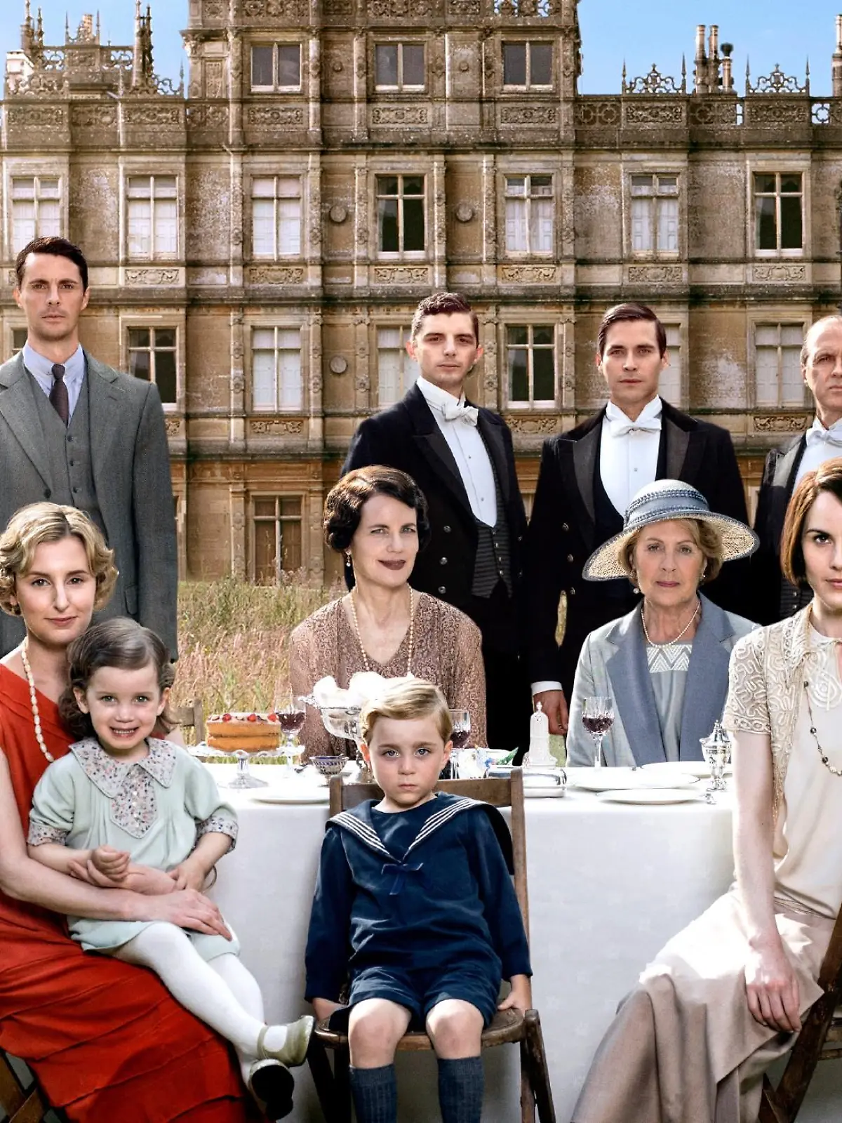 Die Verwendung des sendungsbezogenen Materials ist nur mit dem Hinweis und Verlinkung auf TVNOW gestattet.Von hinten links: Robert (Hugh Bonneville), Henry Talbot (Matthew Goode), Andy Parker (Michael Fox), Thomas Barrow (Robert James- Collier), Joseph Molesley (Kevin Doyle), Tom Branson (Allen Leech) und von vorne links: Lady Edith (Laura Carmichael), Kind (unbekannte Darstellerin), Cora (Elizabeth Mcgovern), Isobel Crawley (Penelope Wilton), Lady Mary Crawley (Michelle Dockery) und Kind (unbekannte Darstellerin)Die Verwendung des sendungsbezogenen Materials ist nur mit dem Hinweis und Verlinkung auf TVNOW gestattet.