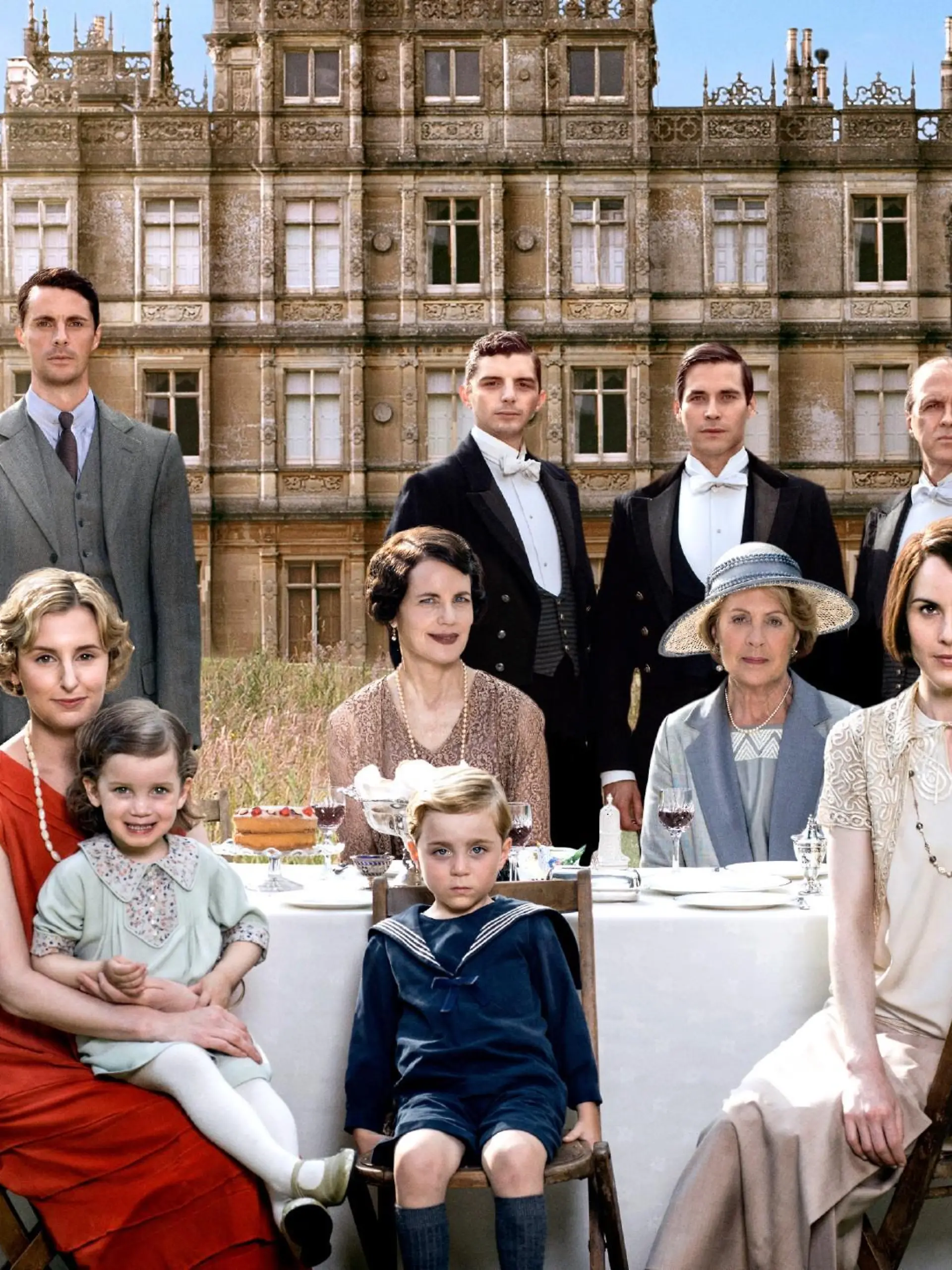 Die Verwendung des sendungsbezogenen Materials ist nur mit dem Hinweis und Verlinkung auf TVNOW gestattet.Von hinten links: Robert (Hugh Bonneville), Henry Talbot (Matthew Goode), Andy Parker (Michael Fox), Thomas Barrow (Robert James- Collier), Joseph Molesley (Kevin Doyle), Tom Branson (Allen Leech) und von vorne links: Lady Edith (Laura Carmichael), Kind (unbekannte Darstellerin), Cora (Elizabeth Mcgovern), Isobel Crawley (Penelope Wilton), Lady Mary Crawley (Michelle Dockery) und Kind (unbekannte Darstellerin)Die Verwendung des sendungsbezogenen Materials ist nur mit dem Hinweis und Verlinkung auf TVNOW gestattet.