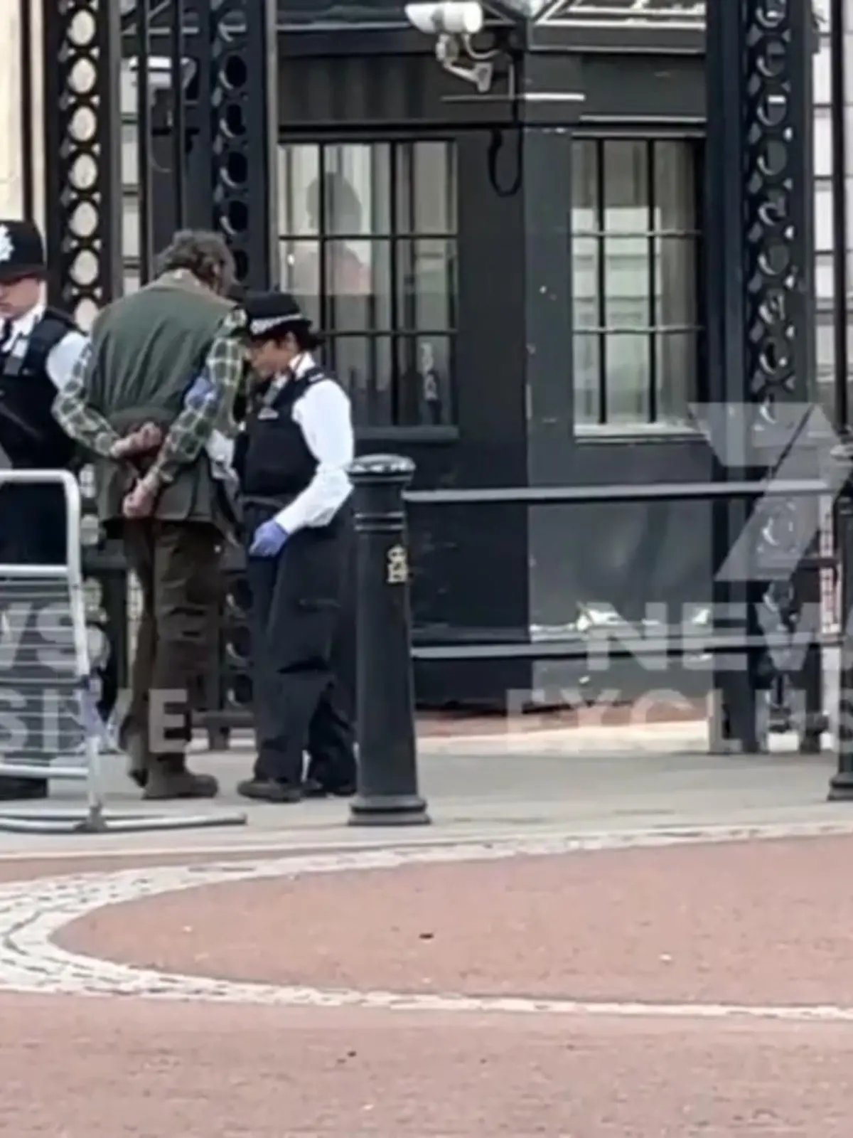 Schockmoment kurz vor der Krönung von Charles! Am Buckingham-Palast wurde ein Mann festgenommen, der Gegenstände über den Zaun geworfen hat. Seine Tasche wurde vorsichtshalber gesprengt. Wie die Polizei mitteilte, hatte sich ein Mann am Dienstagabend dem Palasttor genähert und mehrere Gegenstände auf das Schlossgelände geworfen. Dabei handelte es sich mutmaßlich um Patronen einer Schrotflinte. Die Umgebung wurde abgesperrt. Verletzt wurde nach Polizeiangaben niemand.