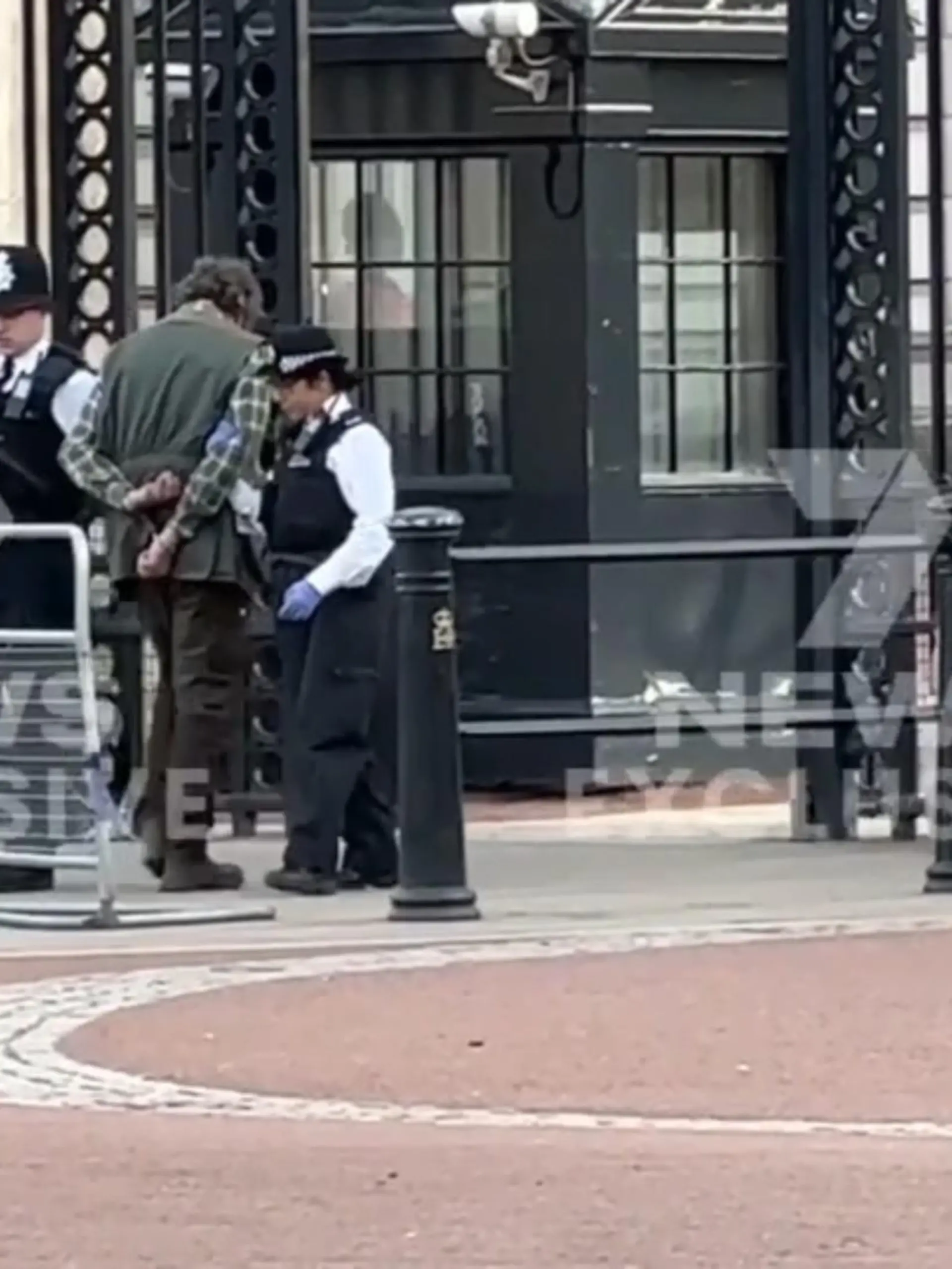 Schockmoment kurz vor der Krönung von Charles! Am Buckingham-Palast wurde ein Mann festgenommen, der Gegenstände über den Zaun geworfen hat. Seine Tasche wurde vorsichtshalber gesprengt. Wie die Polizei mitteilte, hatte sich ein Mann am Dienstagabend dem Palasttor genähert und mehrere Gegenstände auf das Schlossgelände geworfen. Dabei handelte es sich mutmaßlich um Patronen einer Schrotflinte. Die Umgebung wurde abgesperrt. Verletzt wurde nach Polizeiangaben niemand.