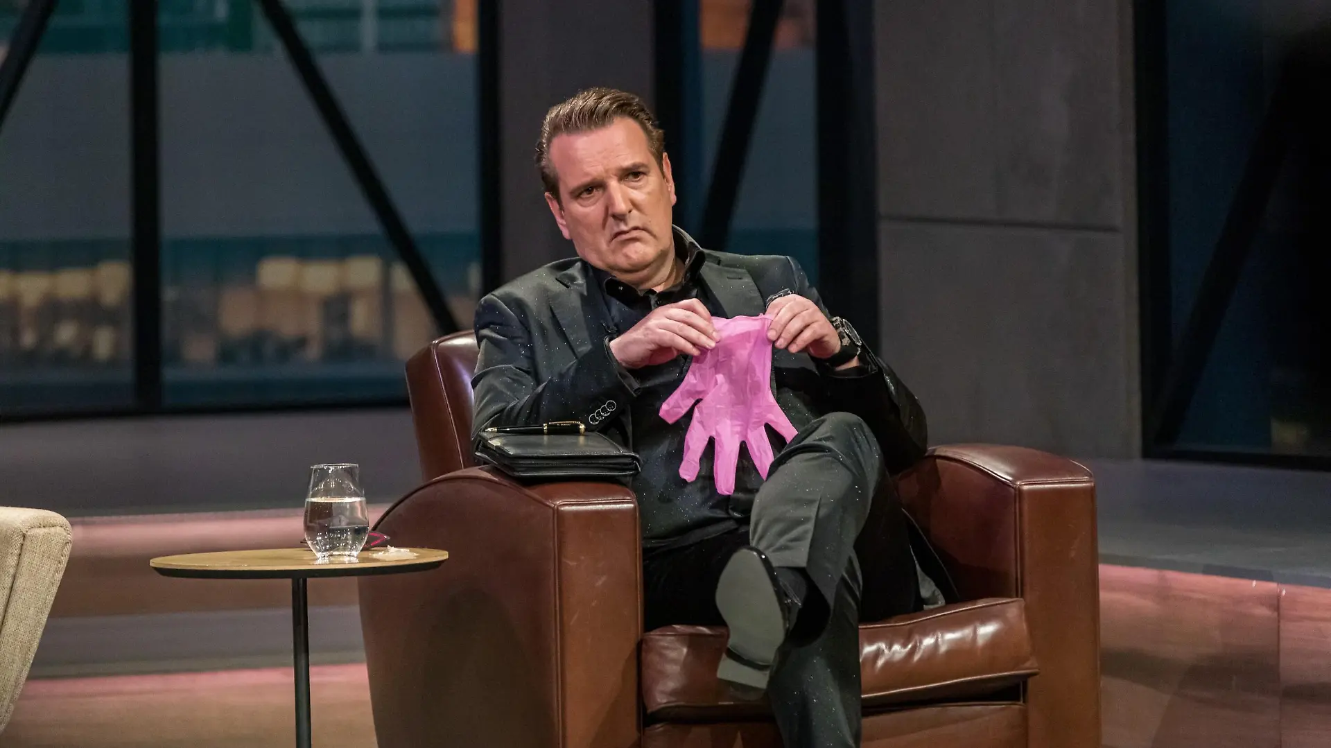 Investor Ralf Dümmel nimmt die einfache Tamponentsorgung von "Pinky" genau unter die Lupe. Die Verwendung des sendungsbezogenen Materials ist nur mit dem Hinweis und Verlinkung auf TVNOW gestattet.