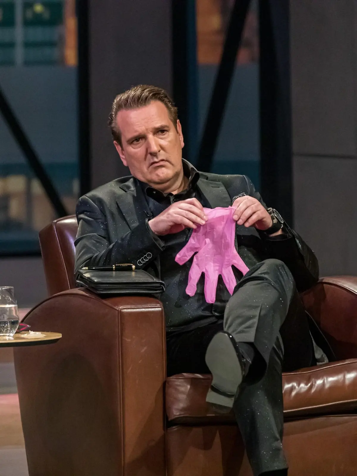 Investor Ralf Dümmel nimmt die einfache Tamponentsorgung von "Pinky" genau unter die Lupe.   Die Verwendung des sendungsbezogenen Materials ist nur mit dem Hinweis und Verlinkung auf TVNOW gestattet.