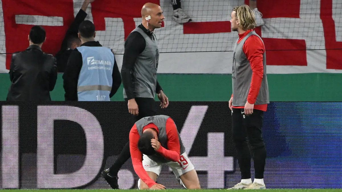 Fußball: DFB-Pokal, SC Freiburg - RB Leipzig, Halbfinale, Europa-Park Stadion. Leipzigs Andre Silva geht vor dem Freiburger Fanblock zu Boden. Neben ihm schaut Leipzigs Emil Forsberg in zu den Fans. WICHTIGER HINWEIS: Gemäß den Vorgaben der DFL Deutsche Fußball Liga bzw. des DFB Deutscher Fußball-Bund ist es untersagt, in dem Stadion und/oder vom Spiel angefertigte Fotoaufnahmen in Form von Sequenzbildern und/oder videoähnlichen Fotostrecken zu verwerten bzw. verwerten zu lassen.