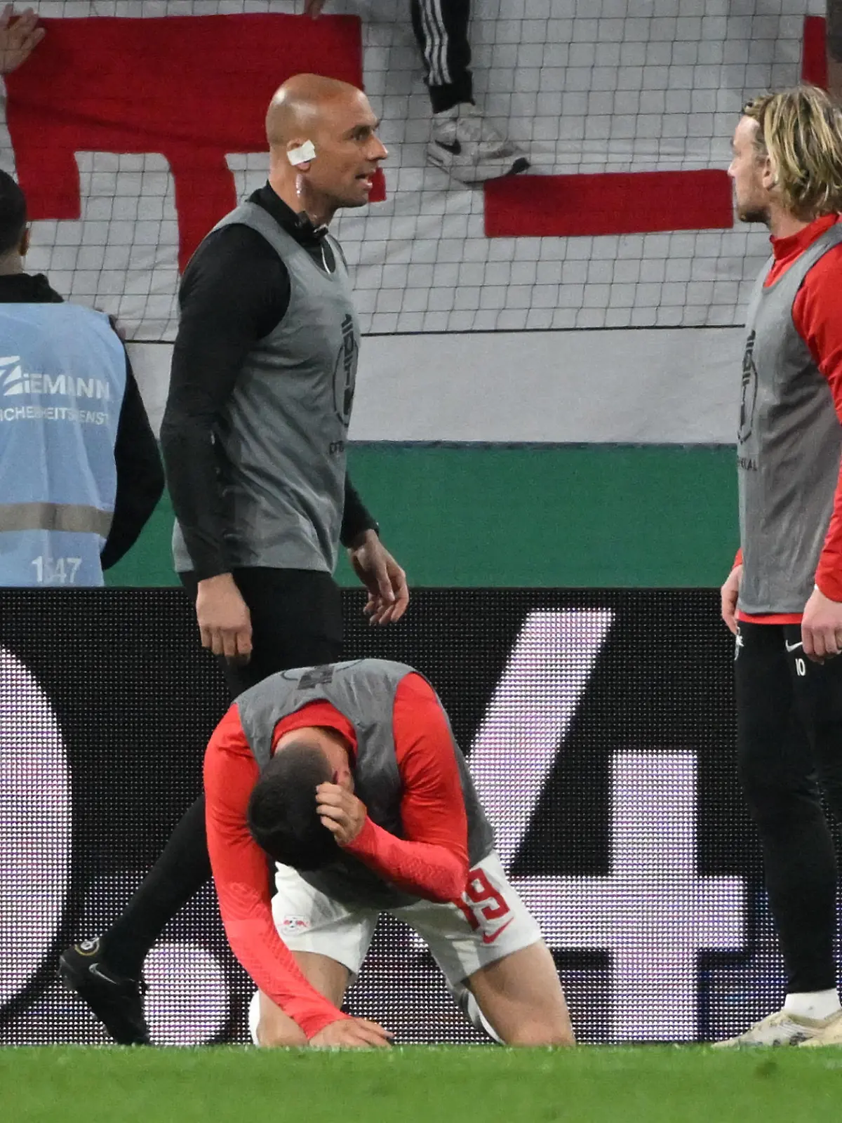 Fußball: DFB-Pokal, SC Freiburg - RB Leipzig, Halbfinale, Europa-Park Stadion. Leipzigs Andre Silva geht vor dem Freiburger Fanblock zu Boden. Neben ihm schaut Leipzigs Emil Forsberg in zu den Fans. WICHTIGER HINWEIS: Gemäß den Vorgaben der DFL Deutsche Fußball Liga bzw. des DFB Deutscher Fußball-Bund ist es untersagt, in dem Stadion und/oder vom Spiel angefertigte Fotoaufnahmen in Form von Sequenzbildern und/oder videoähnlichen Fotostrecken zu verwerten bzw. verwerten zu lassen.