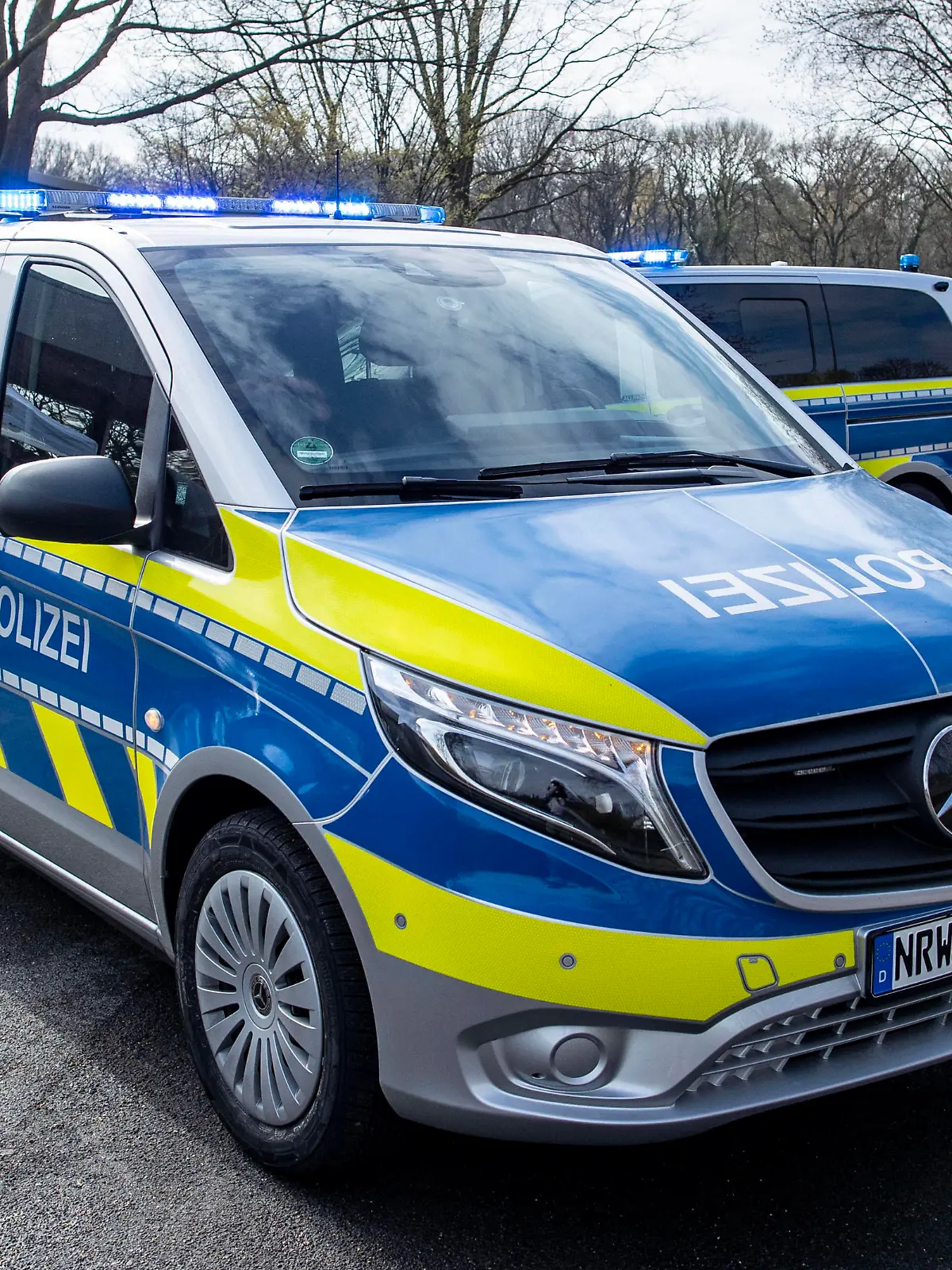 08.04.2021 , Hilden , NRW - Innenminister Herbert Reul stellt die neuen Fahrzeuge Mercedes - Vito für die Autobahnpolizei in NRW auf dem Gelände der Autobahnpolizei Hilden Zum Forsthaus 16 vor. *** 08 04 2021 , Hilden , NRW Minister of the Interior Herbert Reul presents the new Mercedes Vito vehicles for the motorway police in NRW on the premises of the Hilden motorway police station Zum Forsthaus 16 